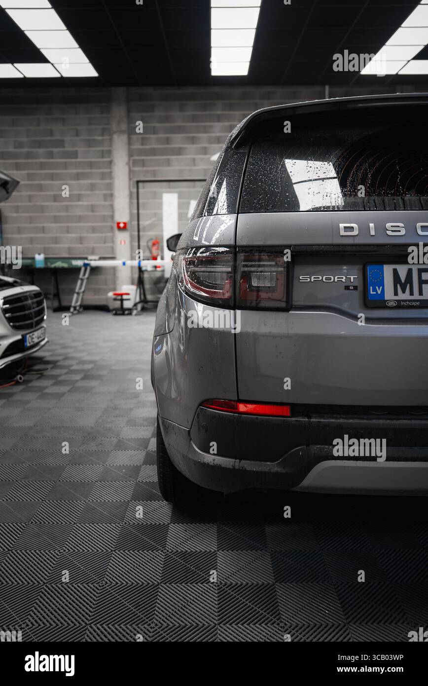 Rückansicht des Silver Range Rover Discovery Sport in der modernen Garage Stockfoto