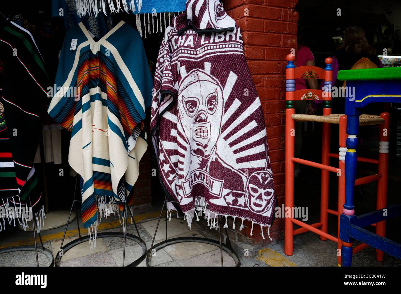 Poncho mit Lucha libre-Thema auf dem La Ciudadela Artisan Market Stockfoto