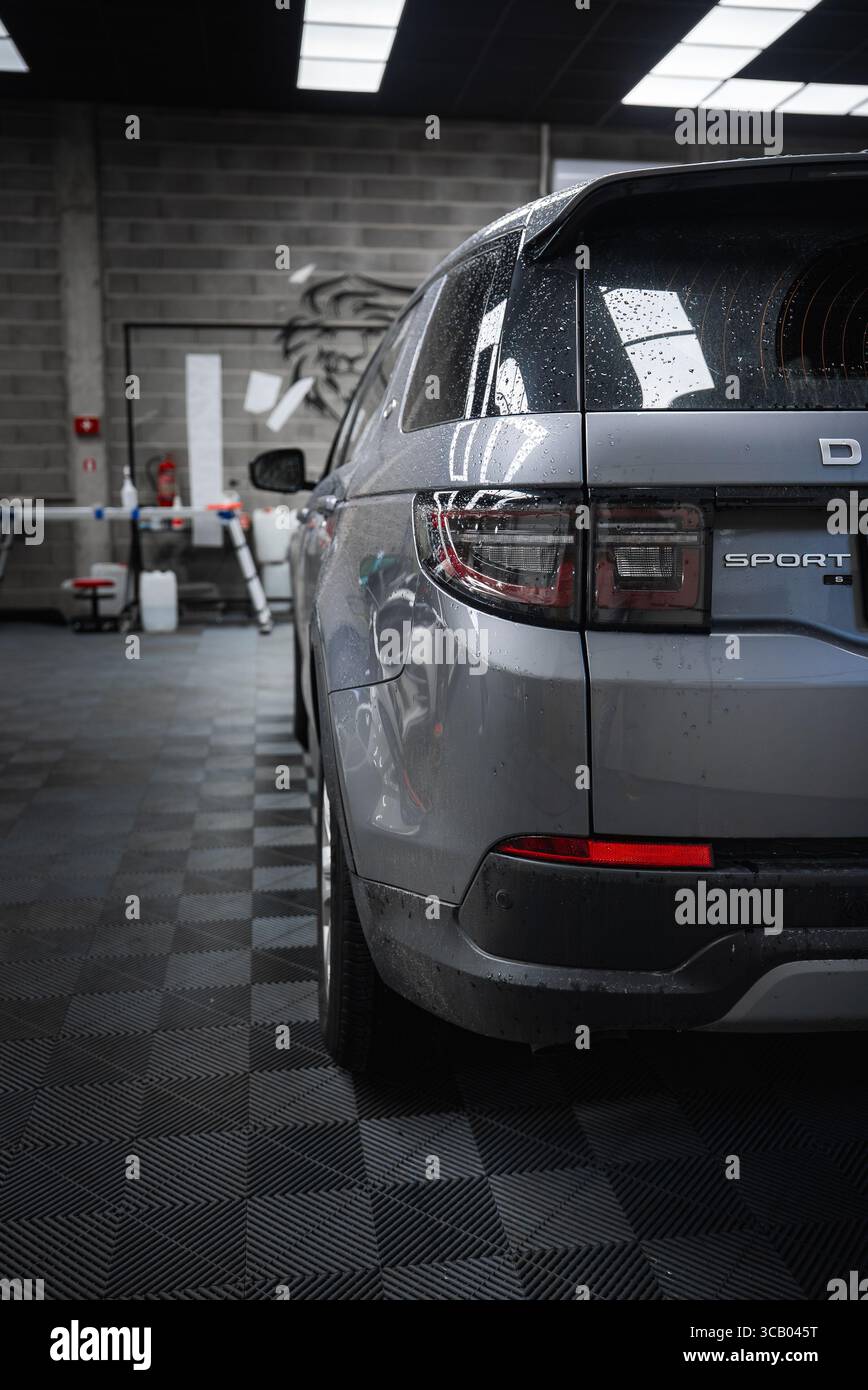 Rückansicht des Silver Range Rover Discovery Sport in der Garage Stockfoto