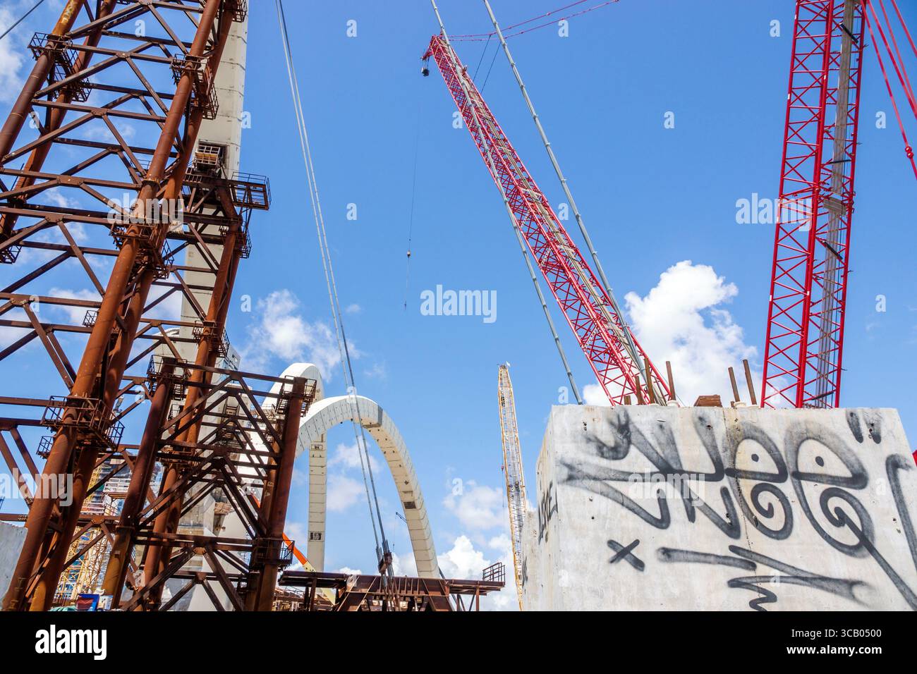 Miami Florida, Biscayne Boulevard, I-395 Signature Bridge The Fountain, Bogenbogen im Bau, Roststahlbalken, weiße gekrümmte Betonspange Stockfoto