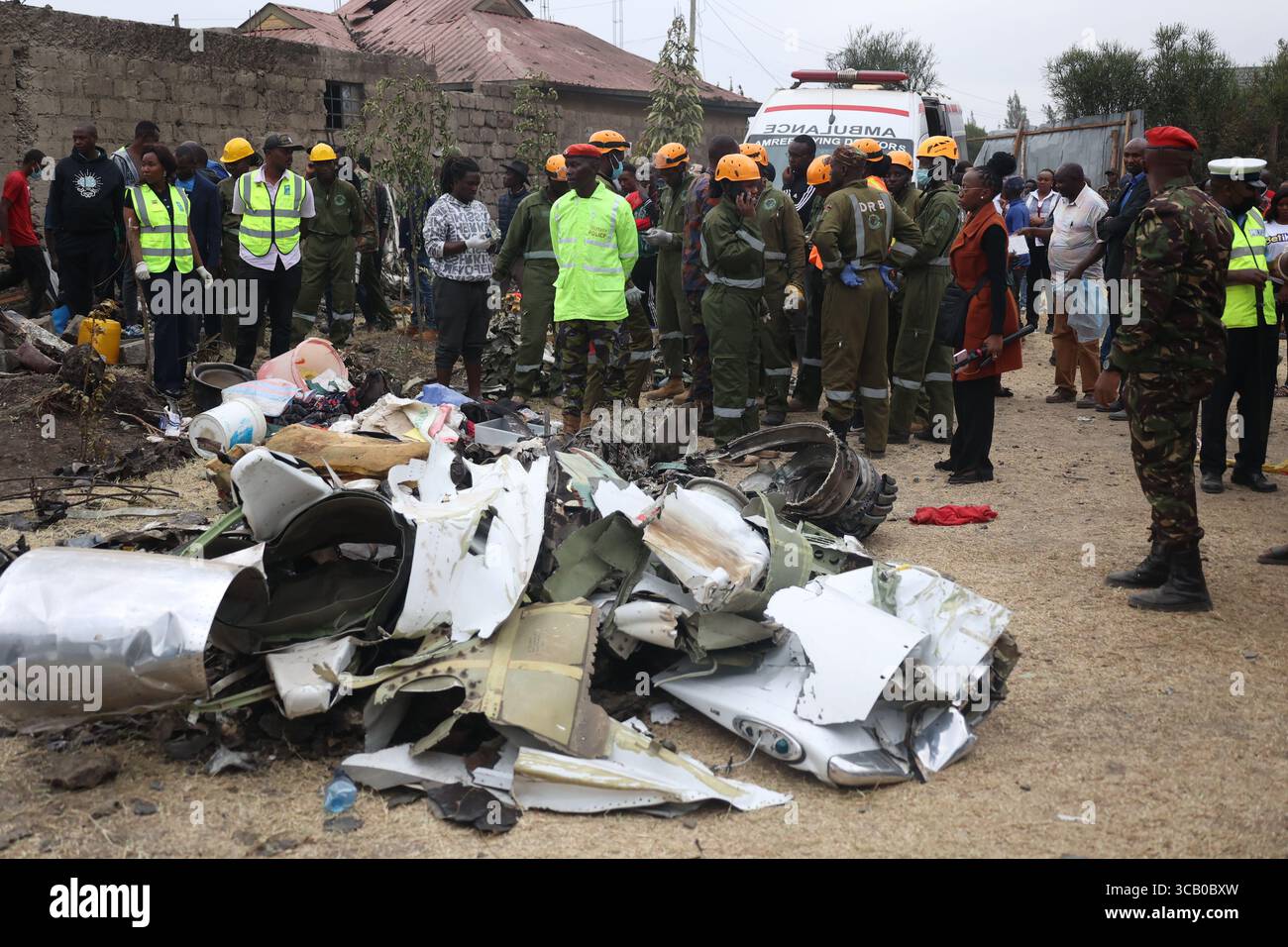 Nairobi, Kenia. August 2025. Rettungskräfte arbeiten am Ort eines Flugzeugabsturzes in Mwihoko, am Stadtrand von Nairobi, Kenia, am 7. August 2025. Mindestens sechs Tote und zwei weitere Verletzte wurden bestätigt, nachdem ein Leichtflugzeug der AMREF Flying Doctors in einem Wohngebiet am Stadtrand von Nairobi abgestürzt war, bestätigte ein Regierungsbeamter. Quelle: John Okoyo/Xinhua/Alamy Live News Stockfoto