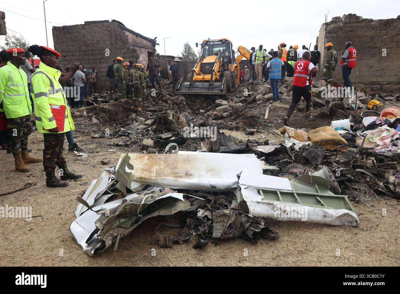 Nairobi, Kenia. August 2025. Rettungskräfte arbeiten am Ort eines Flugzeugabsturzes in Mwihoko, am Stadtrand von Nairobi, Kenia, am 7. August 2025. Mindestens sechs Tote und zwei weitere Verletzte wurden bestätigt, nachdem ein Leichtflugzeug der AMREF Flying Doctors in einem Wohngebiet am Stadtrand von Nairobi abgestürzt war, bestätigte ein Regierungsbeamter. Quelle: John Okoyo/Xinhua/Alamy Live News Stockfoto