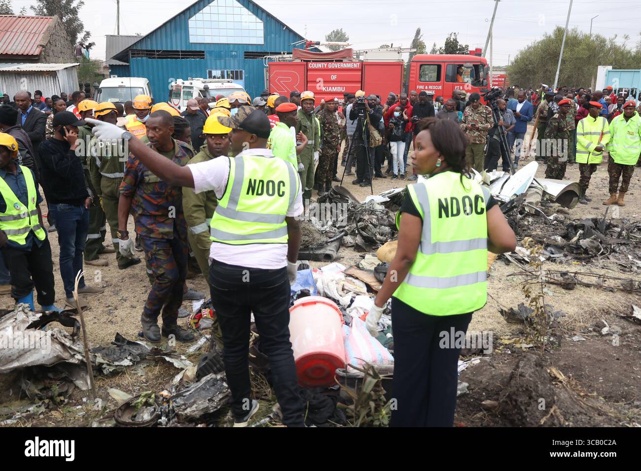 Nairobi, Kenia. August 2025. Rettungskräfte arbeiten am Ort eines Flugzeugabsturzes in Mwihoko, am Stadtrand von Nairobi, Kenia, am 7. August 2025. Mindestens sechs Tote und zwei weitere Verletzte wurden bestätigt, nachdem ein Leichtflugzeug der AMREF Flying Doctors in einem Wohngebiet am Stadtrand von Nairobi abgestürzt war, bestätigte ein Regierungsbeamter. Quelle: John Okoyo/Xinhua/Alamy Live News Stockfoto