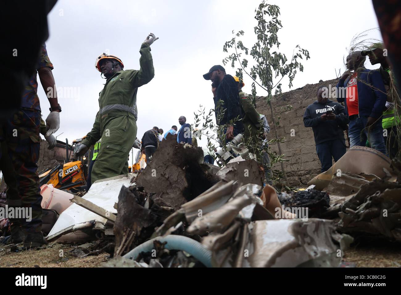Nairobi, Kenia. August 2025. Rettungskräfte arbeiten am Ort eines Flugzeugabsturzes in Mwihoko, am Stadtrand von Nairobi, Kenia, am 7. August 2025. Mindestens sechs Tote und zwei weitere Verletzte wurden bestätigt, nachdem ein Leichtflugzeug der AMREF Flying Doctors in einem Wohngebiet am Stadtrand von Nairobi abgestürzt war, bestätigte ein Regierungsbeamter. Quelle: John Okoyo/Xinhua/Alamy Live News Stockfoto
