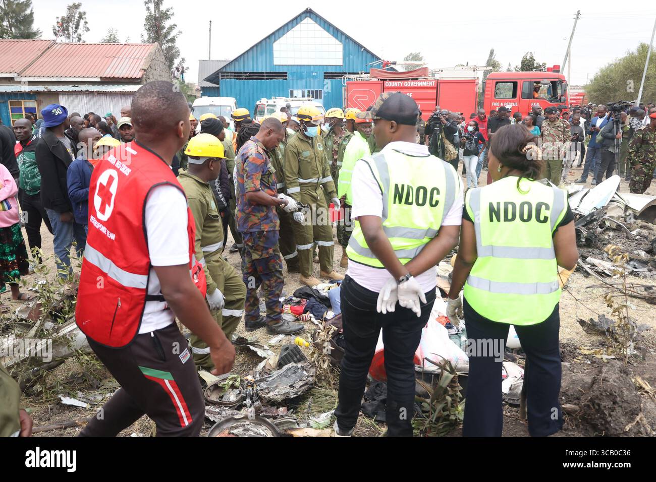 Nairobi, Kenia. August 2025. Rettungskräfte arbeiten am Ort eines Flugzeugabsturzes in Mwihoko, am Stadtrand von Nairobi, Kenia, am 7. August 2025. Mindestens sechs Tote und zwei weitere Verletzte wurden bestätigt, nachdem ein Leichtflugzeug der AMREF Flying Doctors in einem Wohngebiet am Stadtrand von Nairobi abgestürzt war, bestätigte ein Regierungsbeamter. Quelle: John Okoyo/Xinhua/Alamy Live News Stockfoto
