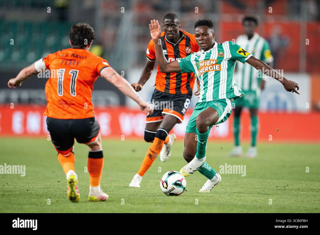 ABD0103 20250807 - WIEN - ÖSTERREICH: Vlnr.: William Ferry (Dundee United), Panutche Camara (Dundee United) und Mamadou Sangare (SK Rapid) am Donnerstag, 07. August 2025, während des Hinspiels der 3. Qualifikationsrunde zur UEFA Conference League zwischen SK Rapid und Dundee United in Wien. - Foto: APA/GEORG HOCHMUTH - 20250807 PD7025 Credit: APA-PictureDesk/Alamy Live News Stockfoto