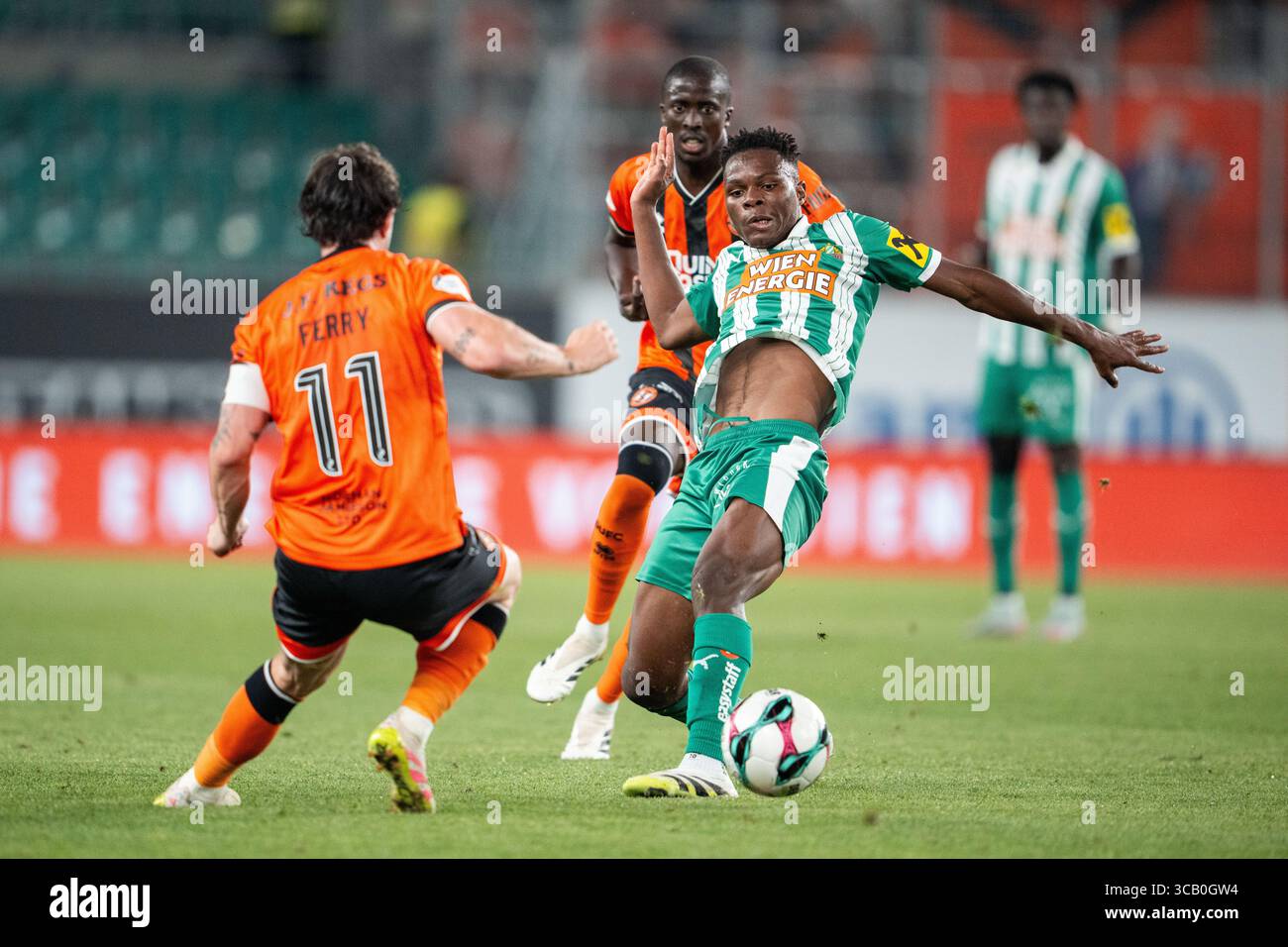 ABD0104 20250807 - WIEN - ÖSTERREICH: Vlnr.: William Ferry (Dundee United), Panutche Camara (Dundee United) und Mamadou Sangare (SK Rapid) am Donnerstag, 07. August 2025, während des Hinspiels der 3. Qualifikationsrunde zur UEFA Conference League zwischen SK Rapid und Dundee United in Wien. - Foto: APA/GEORG HOCHMUTH - 20250807 PD7037 Credit: APA-PictureDesk/Alamy Live News Stockfoto