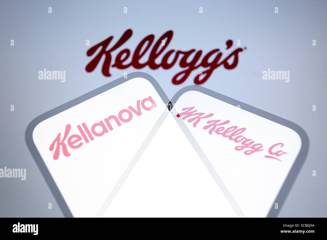 2. Oktober 2023, Asuncion, Paraguay: Kellanova und WK Kellogg Co Logos auf dem Smartphone mit dem Kellogg Company Logo. Kellanova, ehemals Kellogg Company (NYSE: K), gab heute den Abschluss der zuvor angekündigten Trennung des nordamerikanischen Getreidegeschäfts WK Kellogg Co bekannt. WK Kellogg Co wird heute unter dem Ticker-Symbol „KLG“ an der ikonischen New Yorker Börse (NYSE) mit dem regulären Handel beginnen und Kellanova wird weiterhin auf der NYSE unter dem Ticker-Symbol „K.“ handeln (Credit Image: © Andre M. Chang/Z) Stockfoto