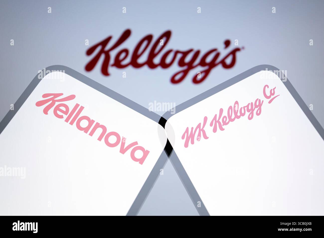 2. Oktober 2023, Asuncion, Paraguay: Kellanova und WK Kellogg Co Logos auf dem Smartphone mit dem Kellogg Company Logo. Kellanova, ehemals Kellogg Company (NYSE: K), gab heute den Abschluss der zuvor angekündigten Trennung des nordamerikanischen Getreidegeschäfts WK Kellogg Co bekannt. WK Kellogg Co wird heute unter dem Ticker-Symbol „KLG“ an der ikonischen New Yorker Börse (NYSE) mit dem regulären Handel beginnen und Kellanova wird weiterhin auf der NYSE unter dem Ticker-Symbol „K.“ handeln (Credit Image: © Andre M. Chang/Z) Stockfoto