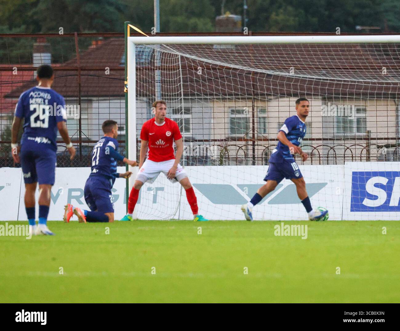 Ballymena Showgrounds, Warden Street, Ballymena, Nordirland, Großbritannien. August 2025. UEFA Conference League – dritte Qualifikationsrunde (erstes Leg) – Larne gegen Santa Clara. Action aus dem heutigen Spiel – Larne in Rot. Gabriel Silva (10) schickt Sanata Clara in die Spur 2-0. Quelle: CAZIMB/Alamy Live News. Stockfoto
