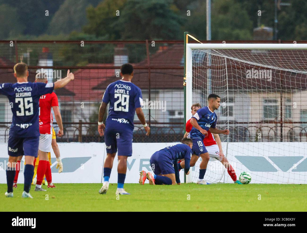 Ballymena Showgrounds, Warden Street, Ballymena, Nordirland, Großbritannien. August 2025. UEFA Conference League – dritte Qualifikationsrunde (erstes Leg) – Larne gegen Santa Clara. Action aus dem heutigen Spiel – Larne in Rot. Gabriel Silva (10) schickt Sanata Clara in die Spur 2-0. Quelle: CAZIMB/Alamy Live News. Stockfoto