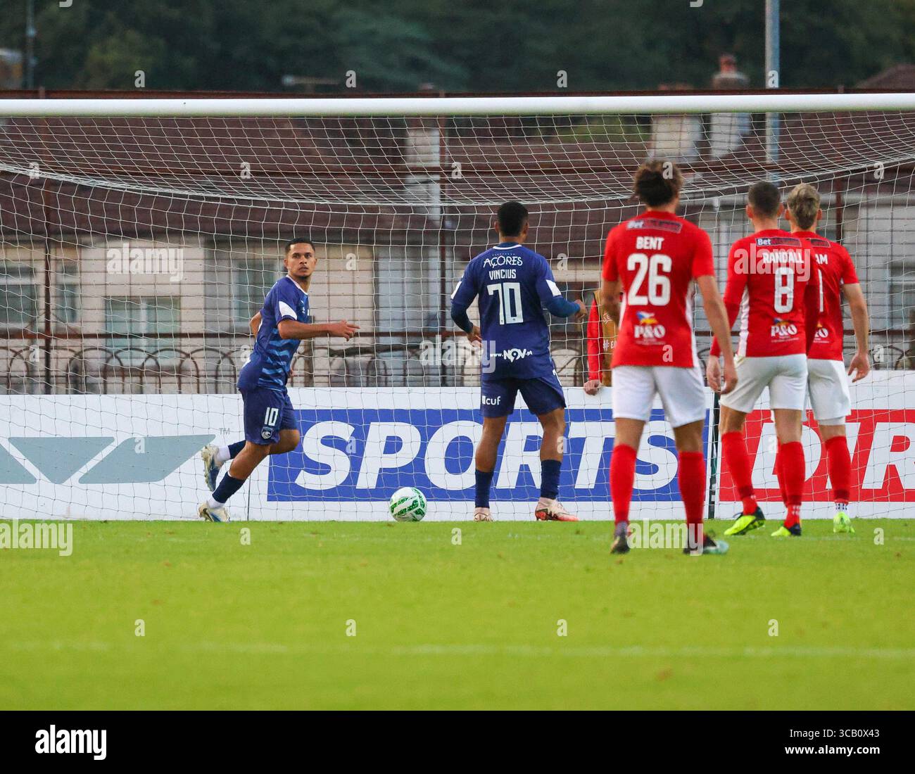 Ballymena Showgrounds, Warden Street, Ballymena, Nordirland, Großbritannien. August 2025. UEFA Conference League – dritte Qualifikationsrunde (erstes Leg) – Larne gegen Santa Clara. Action aus dem heutigen Spiel – Larne in Rot. Gabriel Silva (10) schickt Sanata Clara in die Spur 2-0. Quelle: CAZIMB/Alamy Live News. Stockfoto