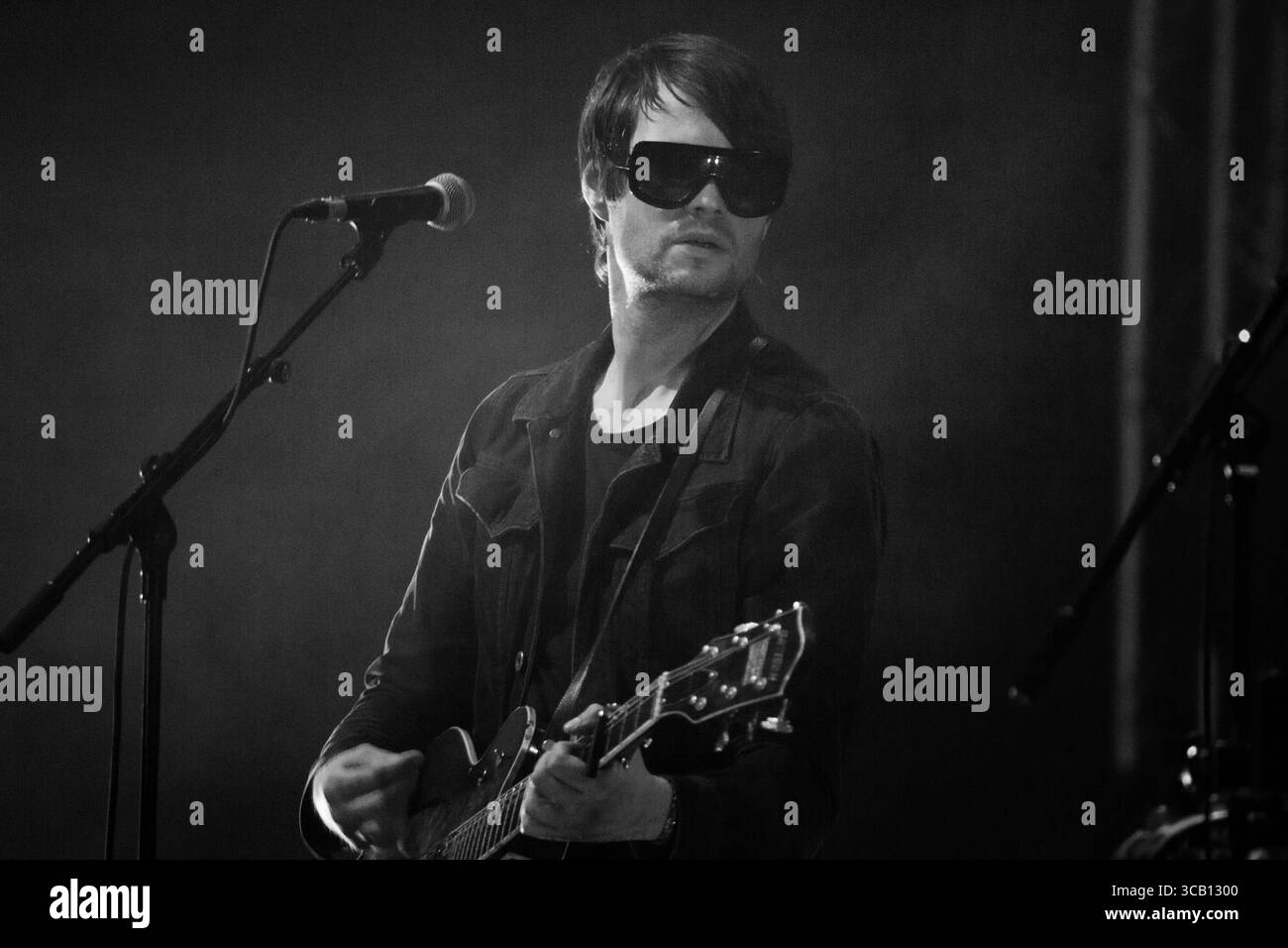 Ricky Maymi von der US-amerikanischen Indie-Legende The Brian Jonestown Massacre ist die Hauptrolle auf der Far Out Stage. Quelle: Rob Watkins/Alamy Live News. Glanusk Park, Brecon, Wales, 19. August 2018. Tag 3 des Green man Musikfestivals in den Brecon Beacons Mountains in Wales. Stockfoto