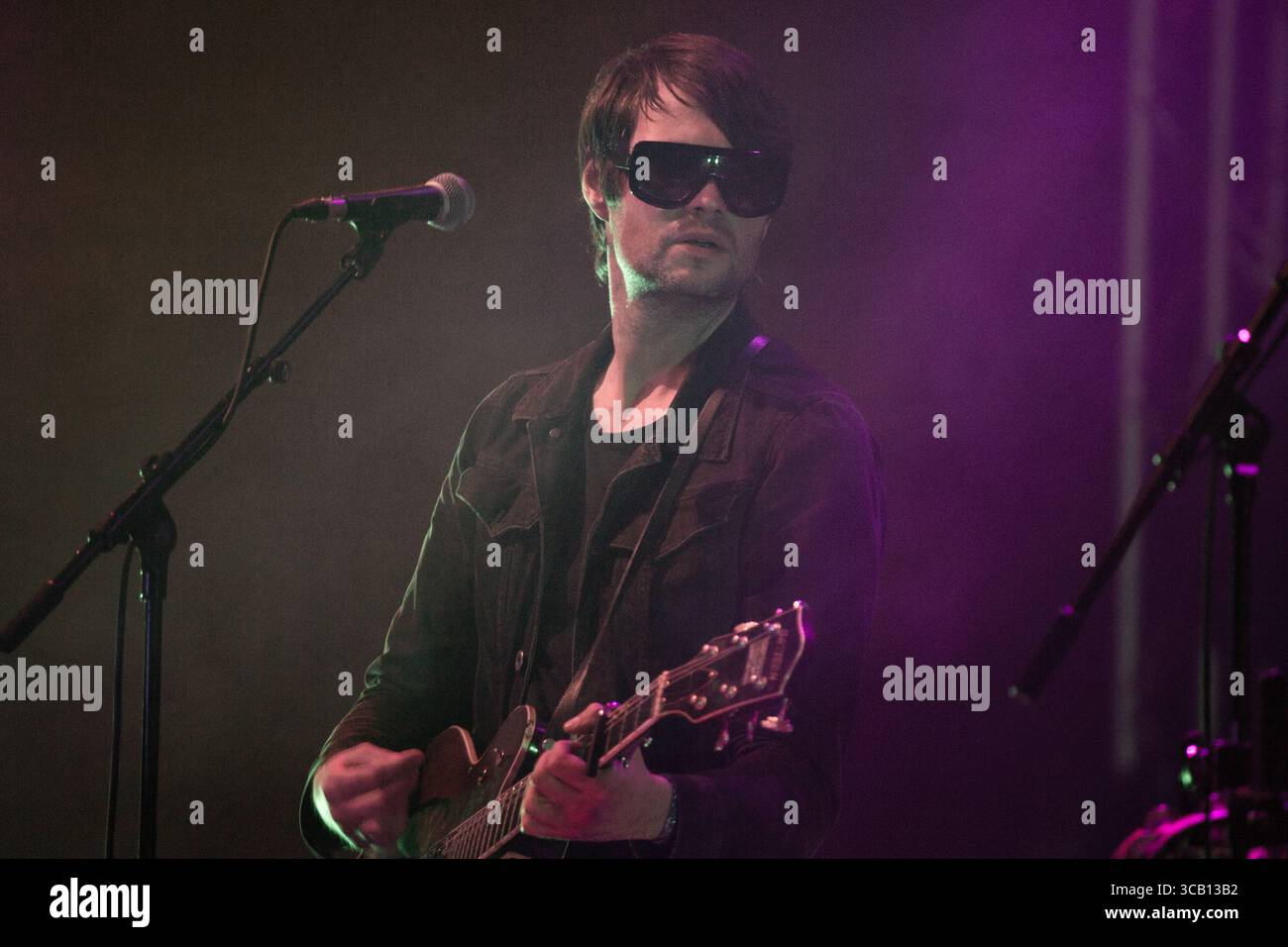Ricky Maymi von der US-amerikanischen Indie-Legende The Brian Jonestown Massacre ist die Hauptrolle auf der Far Out Stage. Quelle: Rob Watkins/Alamy Live News. Glanusk Park, Brecon, Wales, 19. August 2018. Tag 3 des Green man Musikfestivals in den Brecon Beacons Mountains in Wales. Stockfoto