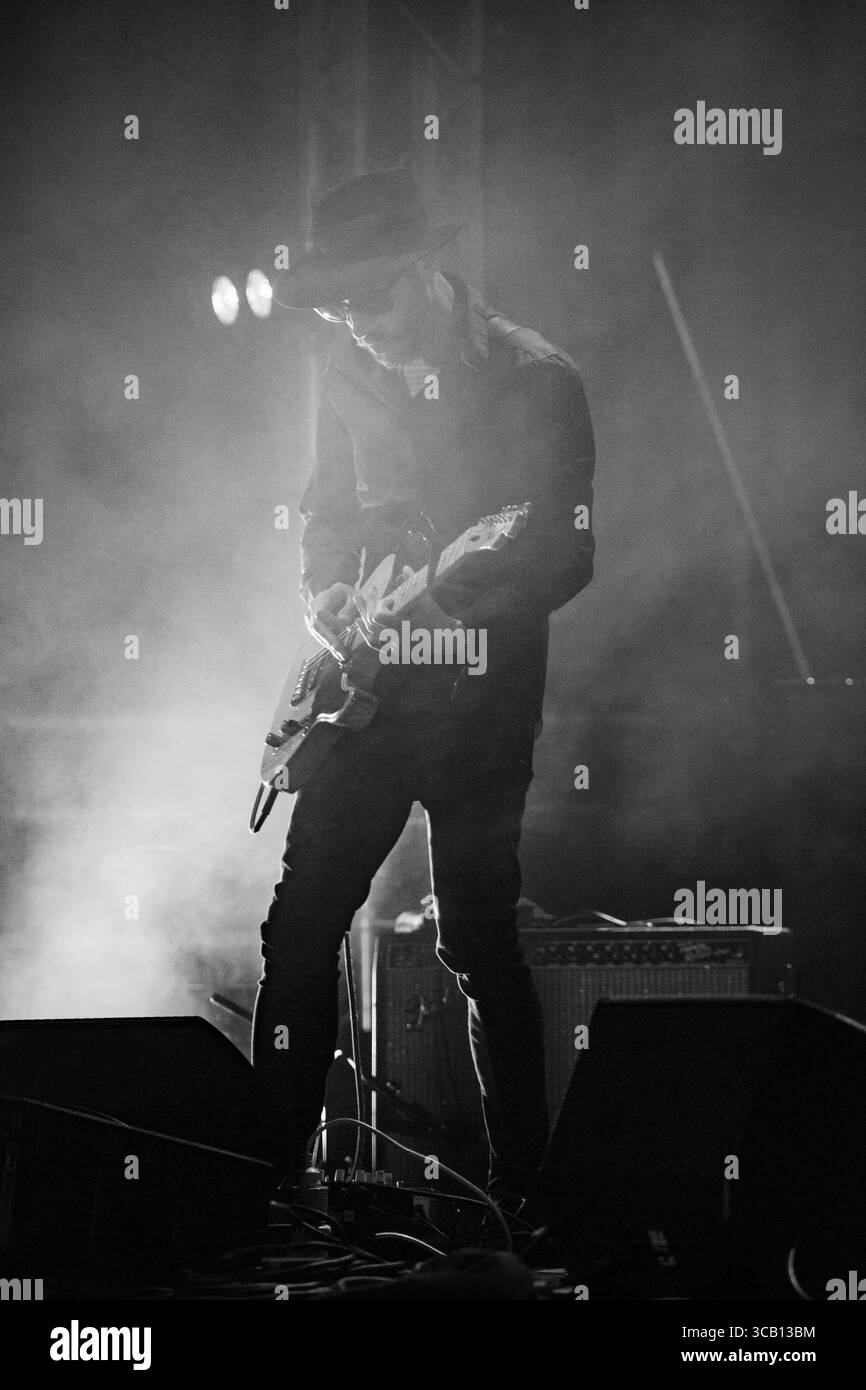 Ricky Maymi von der US-amerikanischen Indie-Legende The Brian Jonestown Massacre ist die Hauptrolle auf der Far Out Stage. Quelle: Rob Watkins/Alamy Live News. Glanusk Park, Brecon, Wales, 19. August 2018. Tag 3 des Green man Musikfestivals in den Brecon Beacons Mountains in Wales. Stockfoto