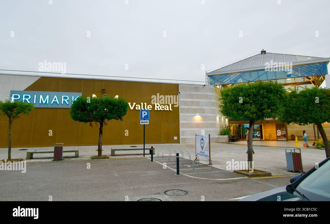 Außenansicht des Primark-Schildes und des Eingangs zum Einkaufszentrum und dem Carrefour-Hypermarkt Valle Real Santander Cantabria Spanien Europa Stockfoto