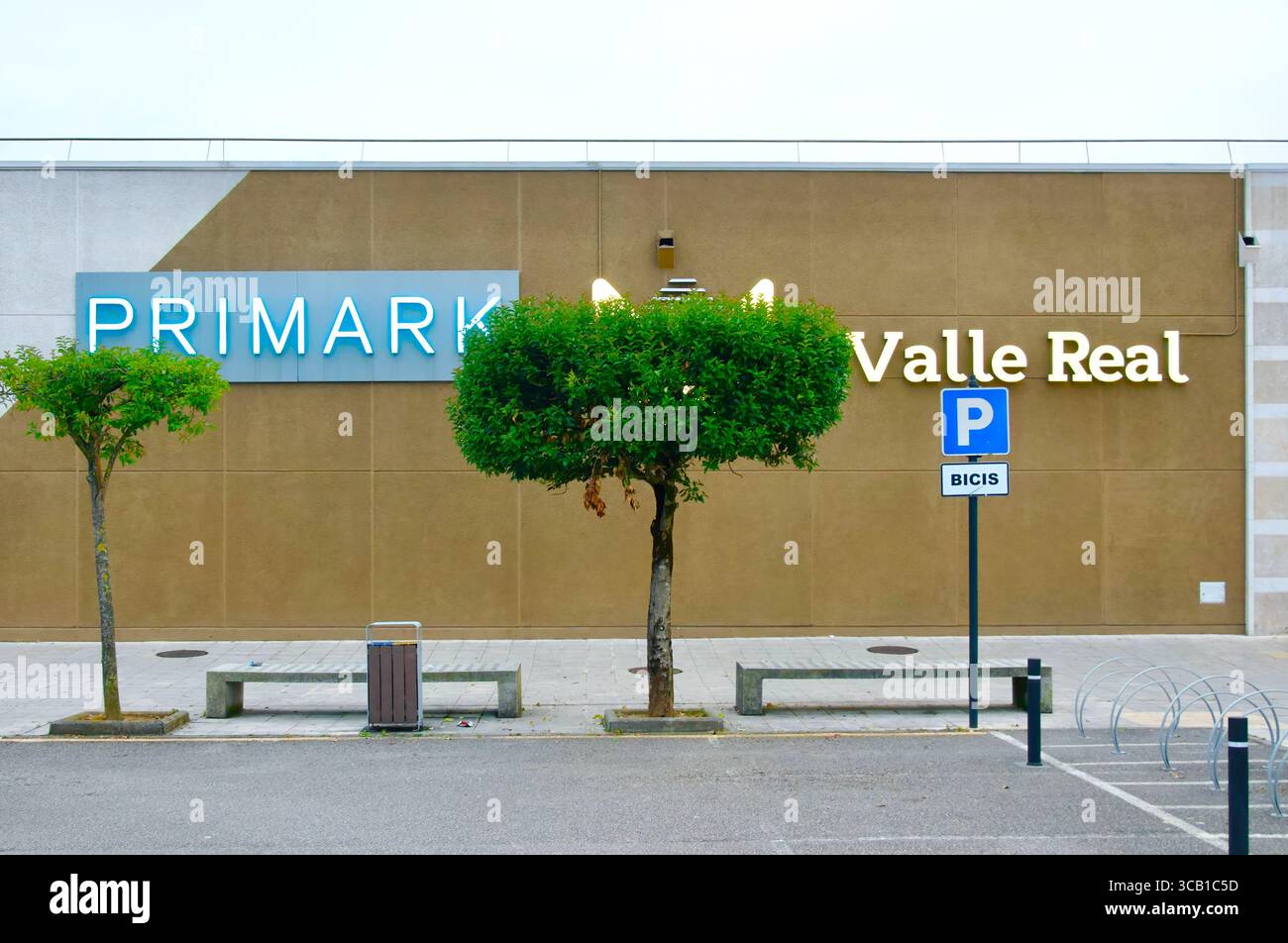 Außenansicht des Primark-Schilds am Eingang zum Einkaufszentrum und dem Carrefour-Hypermarkt Valle Real Santander Cantabria Spanien Europa Stockfoto