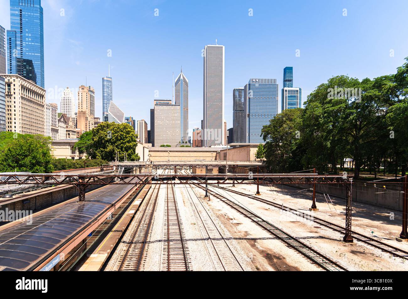 Schienen, die zur Skyline von Downtown Chicago führen Stockfoto