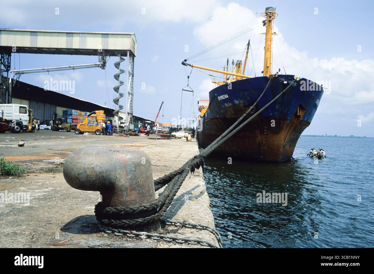 Januar 2011, ABDJAN, KwaZulu-Natal, ELFENBEINKÜSTE: Afrika, Schifffahrt, Schiff, Hafen, Westafrika, CÃ Elfenbeinküste, Abidjan, Menschen, Männer, Wohlstand, Wirtschaft, Ressourcen, Kakao, Häfen, Kanu, Meer, Versand (Kreditbild: © John Robinson/ZUMA Press Wire) Stockfoto
