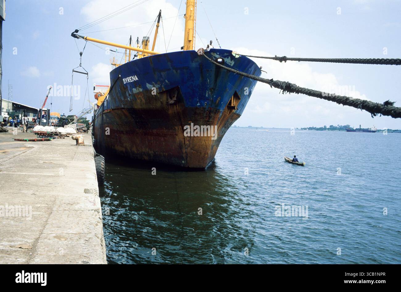 14. Januar 2011, ABDJAN, KwaZulu-Natal, ELFENBEINKÜSTE: Afrika, Schifffahrt, Schiff, Hafen, Westafrika, CÃ Elfenbeinküste, Abidjan, Menschen, Männer, Wohlstand, Wirtschaft, Ressourcen, Kakao, Häfen, Kanu, Meer, Versand (Kreditbild: © John Robinson/ZUMA Press Wire) Stockfoto