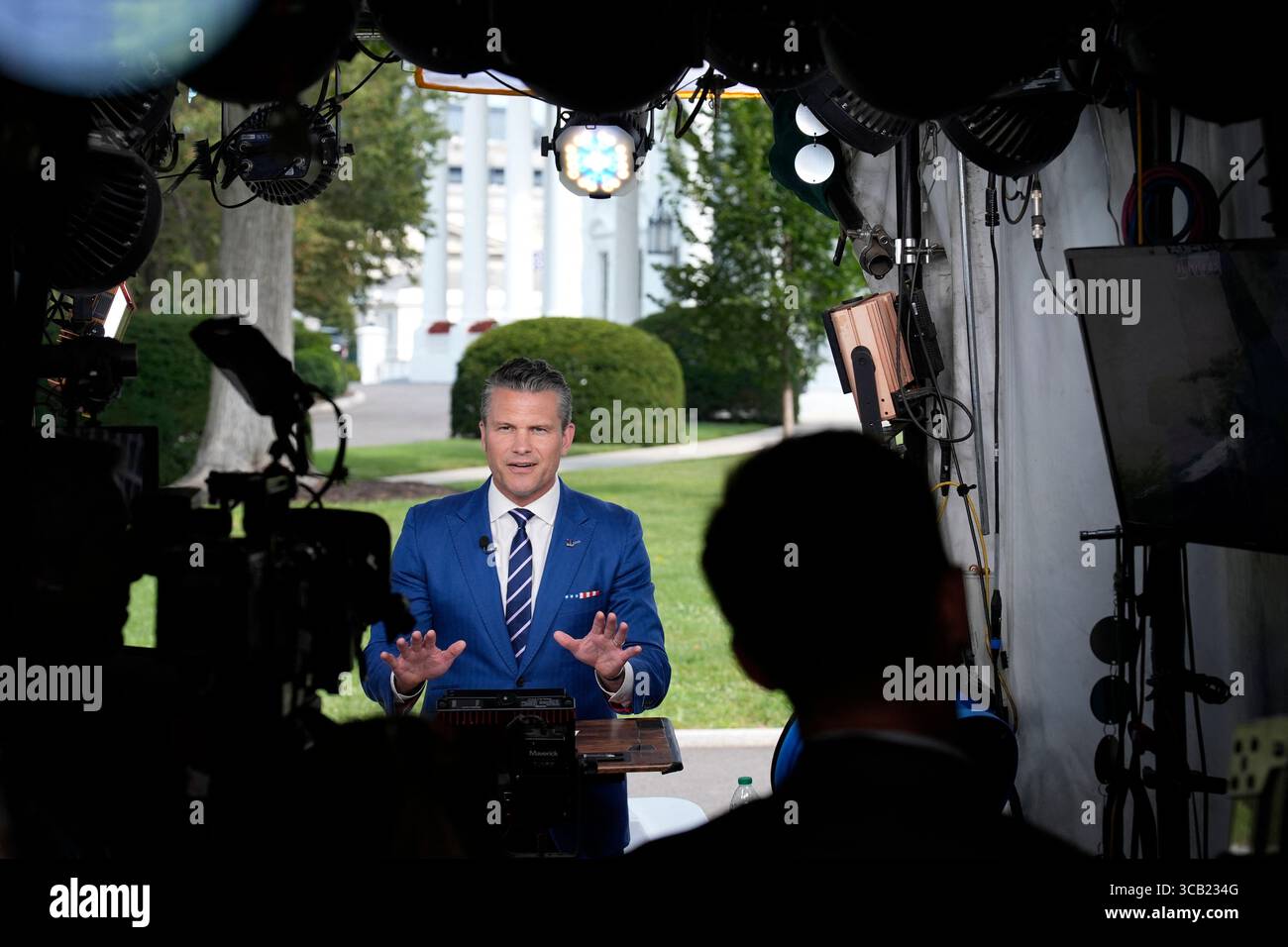 Washington, Usa. August 2025. Verteidigungsminister Pete Hegseth während eines TV-Interviews vor dem Weißen Haus in Washington am 7. August 2025. Foto: Yuri Gripas/ABACAPRESS.COM Credit: Abaca Press/Alamy Live News Stockfoto