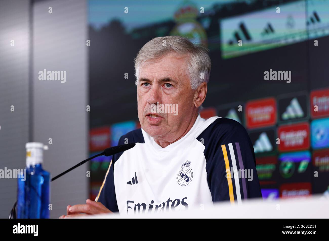 18. August 2023, VALDEBAS, MADRID, SPANIEN: Carlo Ancelotti nimmt an seiner Pressekonferenz nach dem Trainingstag von Real Madrid Teil, der am 18. August 2023 in Valdebebas, Madrid, Spanien, in Ciudad Deportiva Real Madrid gefeiert wurde. (Kreditbild: © Oscar J. Barroso/AFP7 via ZUMA Press Wire) Stockfoto
