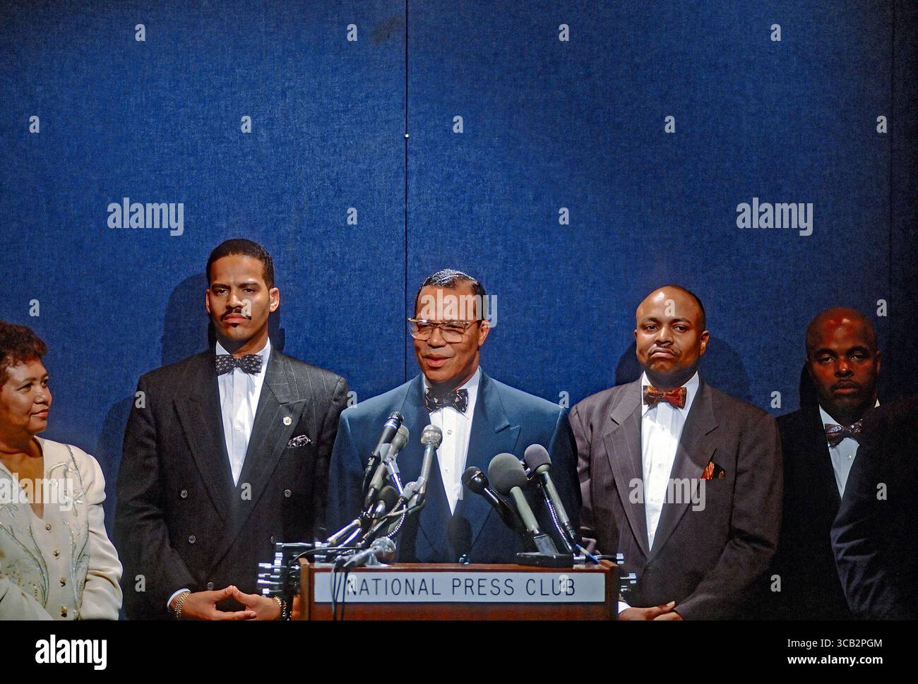 16. März 1996, Washington, District of Columbia, USA: Louis Farrakhan, Minister der Nation of Islam, flankiert von seinen anwesenden Leibwächtern beim jährlichen Abendessen der National Newsmaker of the Year, bei dem er mit dem Newsmaker of the Year Award ausgezeichnet wurde, sagte, er sei kein Agent Libyens oder einer anderen ausländischen Regierung (Credit Image: © Mark Reinstein/ZUMA Press Wire) Stockfoto