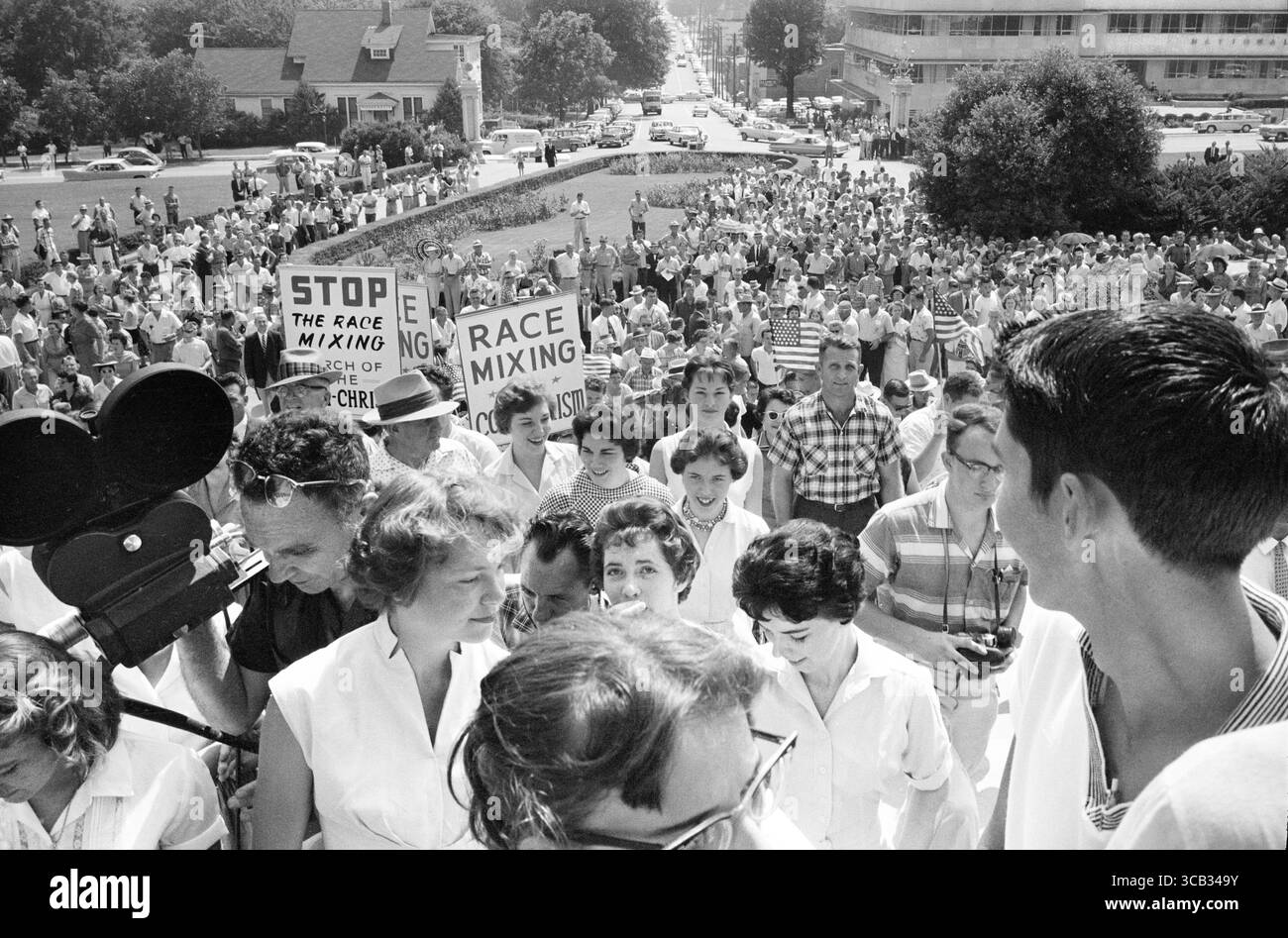 Publikum im Arkansas State Capitol protestierte gegen die Integration der Central High School, mit Schildern mit der Aufschrift „Race Mining is Communism“ und „Stop the Race Mischen“, Little Rock, Arkansas, USA, John T. Bledsoe, U.S. News & World Report Magazine Photographph Collection, 20. August 1959 (Credit Image: © JT Vintage Via ZUMA Press Wire) Stockfoto