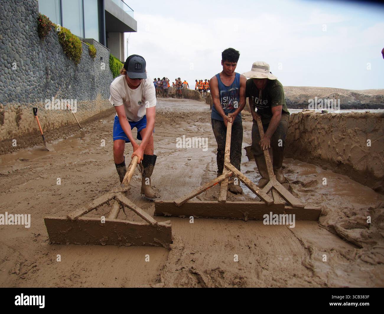 17. März 2023, Punta Hermosa, Lima, Peru: Menschen, die aufgrund von Überschwemmungen und Erdrutschen Schlamm aus ihren Häusern schaufeln, schaufeln in Punta Hermosa, einem exklusiven Strand südlich von Lima, verursacht durch die starken Regenfälle des Zyklons Yaku und das Vorhandensein einer El NiÃ±o Anomalie an der Küste. Die Anomalie El NiÃ±o, die die Meerwassertemperatur erhöht, betrifft einige Küstenprovinzen. Ähnliche Phänomene sind seit mehreren Jahren nicht mehr in Lima aufgetreten, einer Stadt an der einsamen Pazifikküste, in der es an Niederschlägen mangelt und in einem ganzen Jahr Regenfälle normalerweise nicht mehr als zwei Liter Wasser pro Quadratmeter anhäuft. (Kreditbild Stockfoto