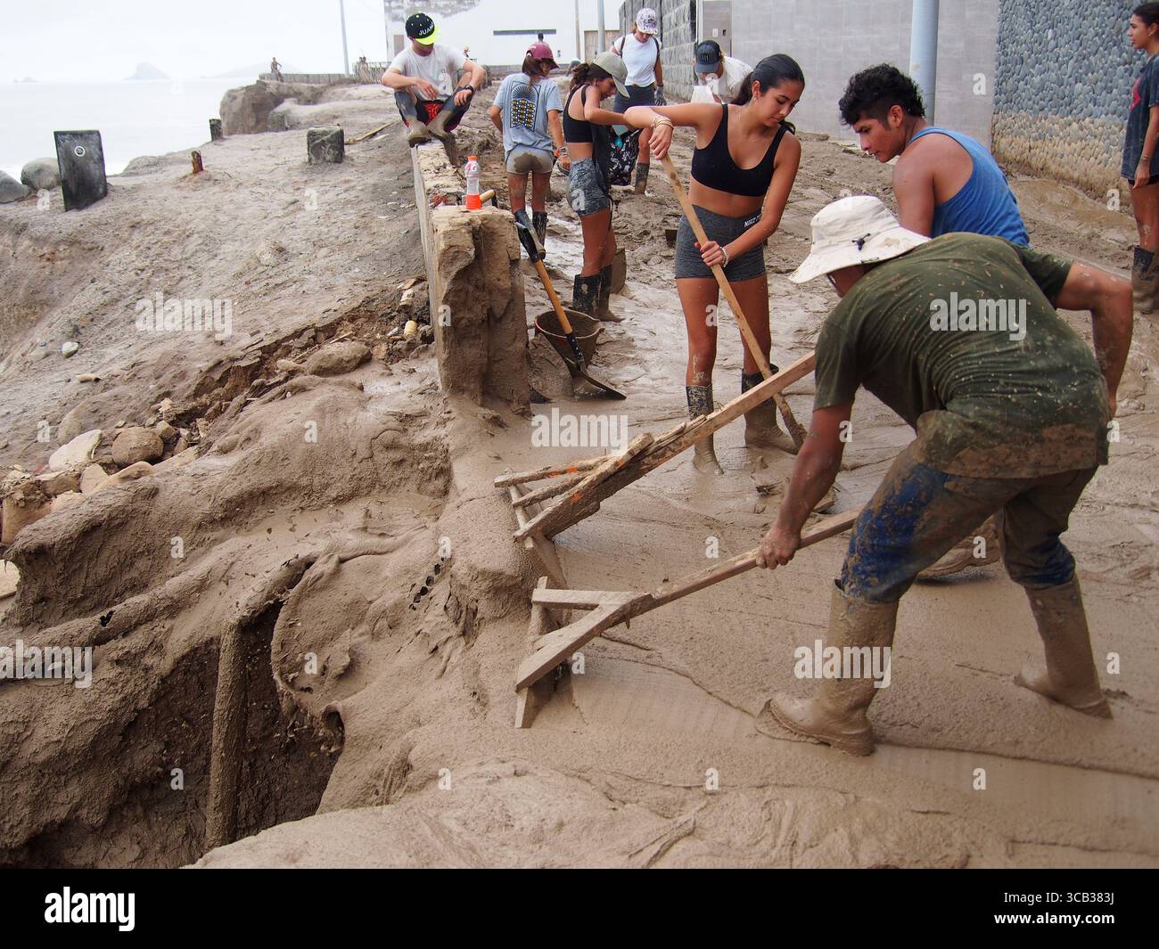 17. März 2023, Punta Hermosa, Lima, Peru: Menschen, die aufgrund von Überschwemmungen und Erdrutschen Schlamm aus ihren Häusern schaufeln, schaufeln in Punta Hermosa, einem exklusiven Strand südlich von Lima, verursacht durch die starken Regenfälle des Zyklons Yaku und das Vorhandensein einer El NiÃ±o Anomalie an der Küste. Die Anomalie El NiÃ±o, die die Meerwassertemperatur erhöht, betrifft einige Küstenprovinzen. Ähnliche Phänomene sind seit mehreren Jahren nicht mehr in Lima aufgetreten, einer Stadt an der einsamen Pazifikküste, in der es an Niederschlägen mangelt und in einem ganzen Jahr Regenfälle normalerweise nicht mehr als zwei Liter Wasser pro Quadratmeter anhäuft. (Kreditbild Stockfoto