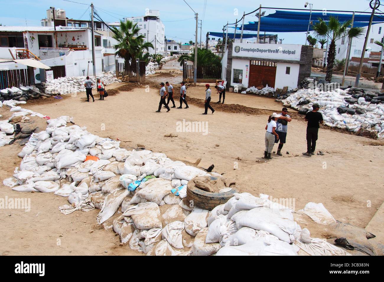 17. März 2023, Punta Hermosa, Lima, Peru: Sandsäcke blockieren die Straßen in Punta Hermosa, einem exklusiven Strand südlich von Lima, um Überschwemmungen und Erdrutsche zu verhindern, die durch die starken Regenfälle des Zyklons Yaku und das Vorhandensein einer El NiÃ±o Anomalie an der Küste verursacht werden. Die Anomalie El NiÃ±o, die die Meerwassertemperatur erhöht, betrifft einige Küstenprovinzen. Ähnliche Phänomene sind seit mehreren Jahren nicht mehr in Lima aufgetreten, einer Stadt an der einsamen Pazifikküste, in der es an Niederschlägen mangelt und in einem ganzen Jahr Regenfälle normalerweise nicht mehr als zwei Liter Wasser pro Quadratmeter anhäuft. (Kreditbild: © Stockfoto