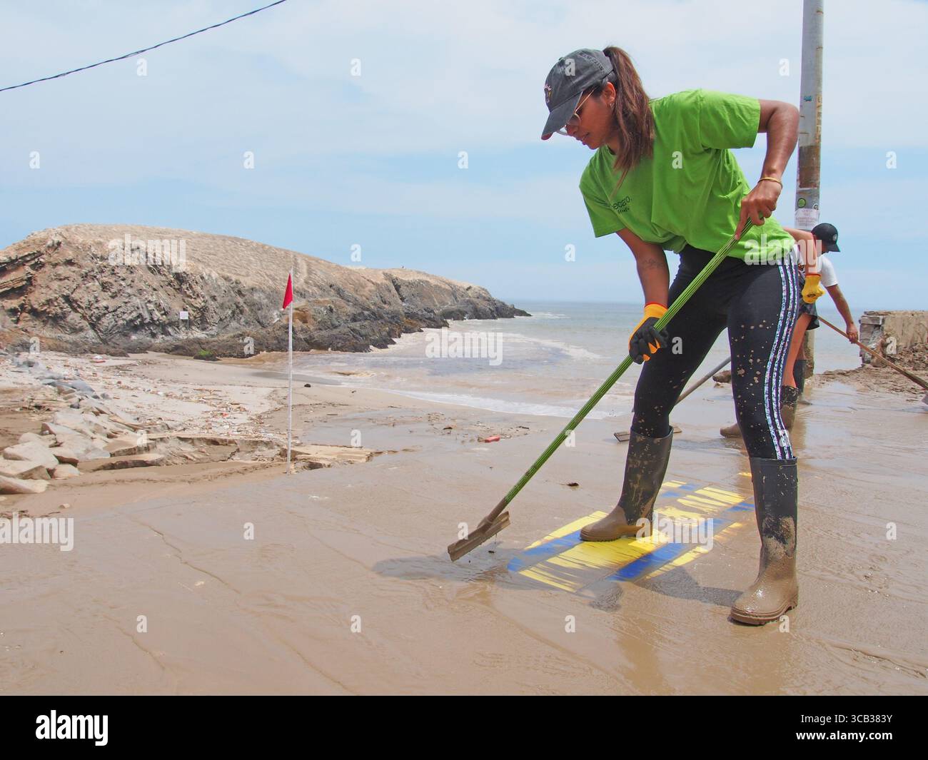 17. März 2023, Punta Hermosa, Lima, Peru: Frau schaufelt Schlamm aus ihren Häusern aufgrund von Überschwemmungen und Erdrutschen in Punta Hermosa, einem exklusiven Strand südlich von Lima, verursacht durch die starken Regenfälle des Zyklons Yaku und das Vorhandensein einer El NiÃ±o Anomalie an der Küste. Die Anomalie El NiÃ±o, die die Meerwassertemperatur erhöht, betrifft einige Küstenprovinzen. Ähnliche Phänomene sind seit mehreren Jahren nicht mehr in Lima aufgetreten, einer Stadt an der einsamen Pazifikküste, in der es an Niederschlägen mangelt und in einem ganzen Jahr Regenfälle normalerweise nicht mehr als zwei Liter Wasser pro Quadratmeter anhäuft. (Kreditbild: Stockfoto
