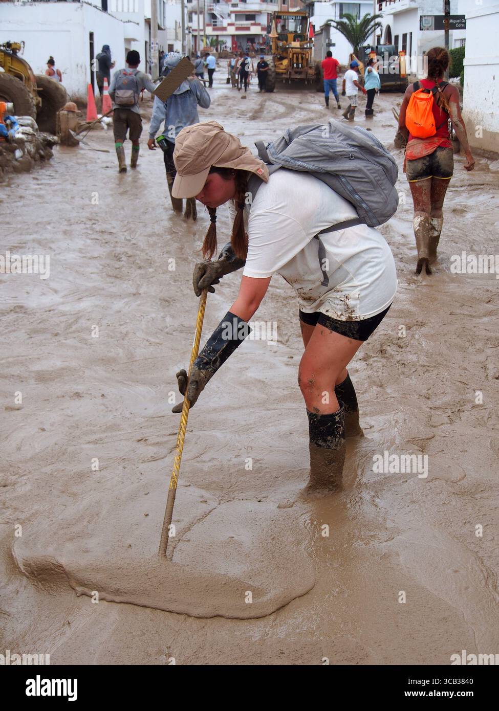 17. März 2023, Punta Hermosa, Lima, Peru: Frau schaufelt Schlamm aus ihren Häusern aufgrund von Überschwemmungen und Erdrutschen in Punta Hermosa, einem exklusiven Strand südlich von Lima, verursacht durch die starken Regenfälle des Zyklons Yaku und das Vorhandensein einer El NiÃ±o Anomalie an der Küste. Die Anomalie El NiÃ±o, die die Meerwassertemperatur erhöht, betrifft einige Küstenprovinzen. Ähnliche Phänomene sind seit mehreren Jahren nicht mehr in Lima aufgetreten, einer Stadt an der einsamen Pazifikküste, in der es an Niederschlägen mangelt und in einem ganzen Jahr Regenfälle normalerweise nicht mehr als zwei Liter Wasser pro Quadratmeter anhäuft. (Kreditbild: Stockfoto