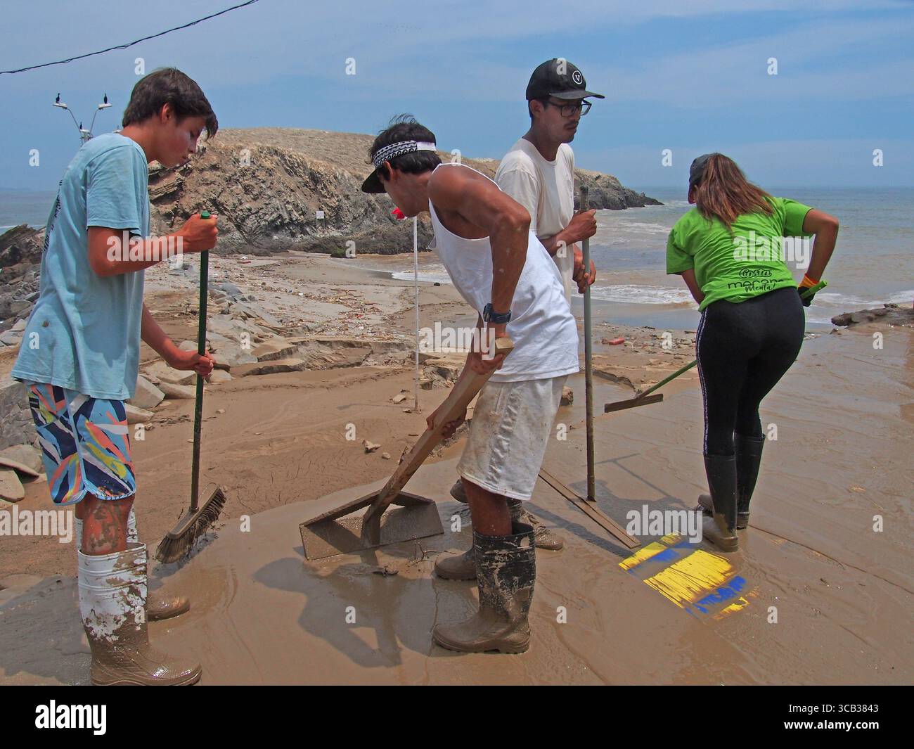17. März 2023, Punta Hermosa, Lima, Peru: Menschen, die aufgrund von Überschwemmungen und Erdrutschen Schlamm aus ihren Häusern schaufeln, schaufeln in Punta Hermosa, einem exklusiven Strand südlich von Lima, verursacht durch die starken Regenfälle des Zyklons Yaku und das Vorhandensein einer El NiÃ±o Anomalie an der Küste. Die Anomalie El NiÃ±o, die die Meerwassertemperatur erhöht, betrifft einige Küstenprovinzen. Ähnliche Phänomene sind seit mehreren Jahren nicht mehr in Lima aufgetreten, einer Stadt an der einsamen Pazifikküste, in der es an Niederschlägen mangelt und in einem ganzen Jahr Regenfälle normalerweise nicht mehr als zwei Liter Wasser pro Quadratmeter anhäuft. (Kreditbild Stockfoto