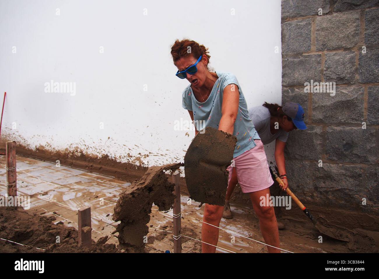17. März 2023, Punta Hermosa, Lima, Peru: Frau schaufelt Schlamm aus ihren Häusern aufgrund von Überschwemmungen und Erdrutschen in Punta Hermosa, einem exklusiven Strand südlich von Lima, verursacht durch die starken Regenfälle des Zyklons Yaku und das Vorhandensein einer El NiÃ±o Anomalie an der Küste. Die Anomalie El NiÃ±o, die die Meerwassertemperatur erhöht, betrifft einige Küstenprovinzen. Ähnliche Phänomene sind seit mehreren Jahren nicht mehr in Lima aufgetreten, einer Stadt an der einsamen Pazifikküste, in der es an Niederschlägen mangelt und in einem ganzen Jahr Regenfälle normalerweise nicht mehr als zwei Liter Wasser pro Quadratmeter anhäuft. (Kreditbild: Stockfoto