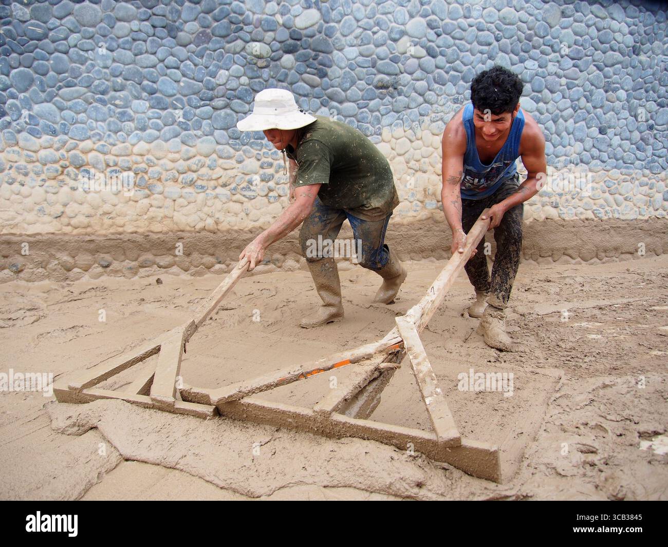 17. März 2023, Punta Hermosa, Lima, Peru: Menschen, die aufgrund von Überschwemmungen und Erdrutschen Schlamm aus ihren Häusern schaufeln, schaufeln in Punta Hermosa, einem exklusiven Strand südlich von Lima, verursacht durch die starken Regenfälle des Zyklons Yaku und das Vorhandensein einer El NiÃ±o Anomalie an der Küste. Die Anomalie El NiÃ±o, die die Meerwassertemperatur erhöht, betrifft einige Küstenprovinzen. Ähnliche Phänomene sind seit mehreren Jahren nicht mehr in Lima aufgetreten, einer Stadt an der einsamen Pazifikküste, in der es an Niederschlägen mangelt und in einem ganzen Jahr Regenfälle normalerweise nicht mehr als zwei Liter Wasser pro Quadratmeter anhäuft. (Kreditbild Stockfoto