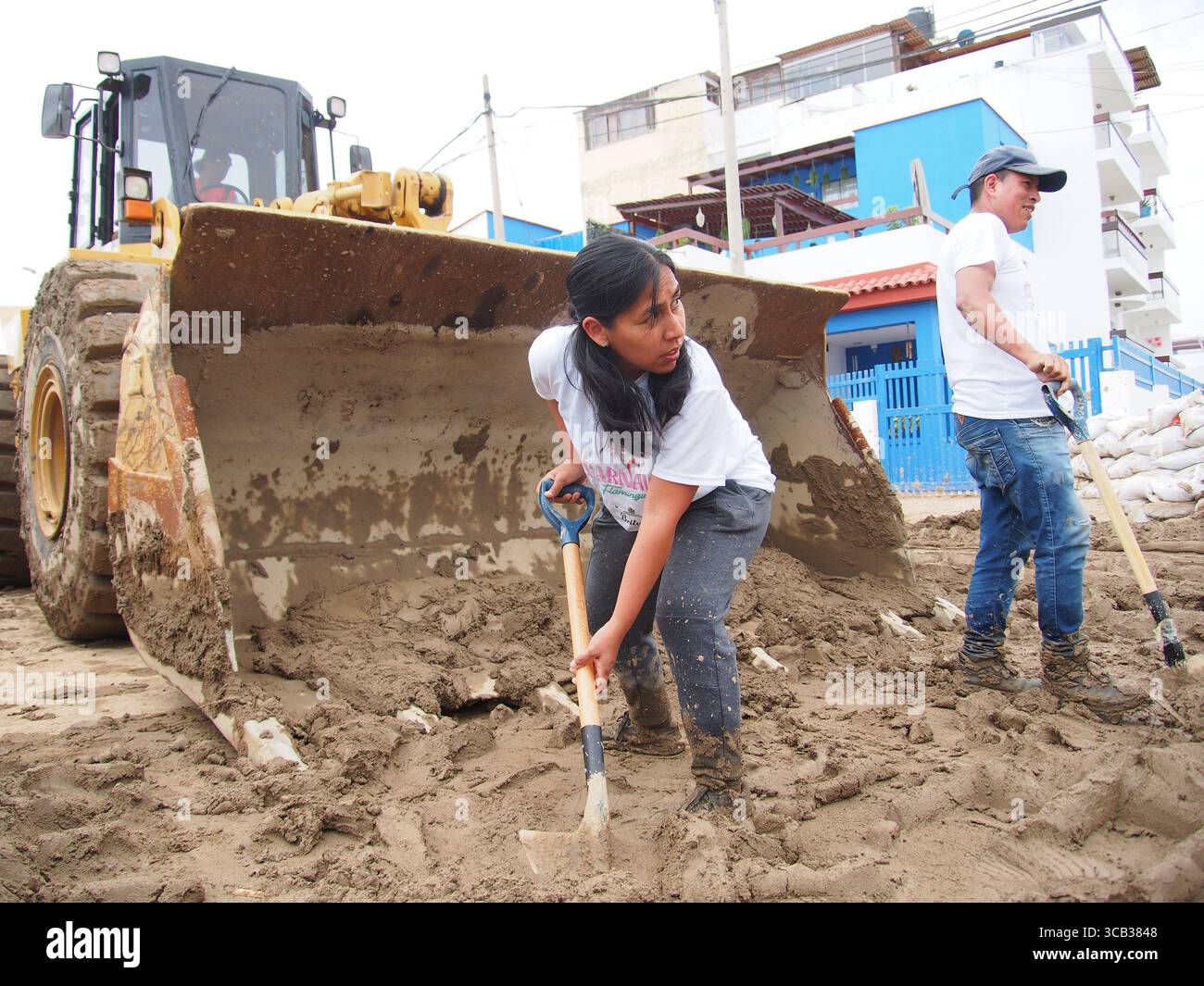 17. März 2023, Punta Hermosa, Lima, Peru: Frau schaufelt Schlamm aus ihren Häusern aufgrund von Überschwemmungen und Erdrutschen in Punta Hermosa, einem exklusiven Strand südlich von Lima, verursacht durch die starken Regenfälle des Zyklons Yaku und das Vorhandensein einer El NiÃ±o Anomalie an der Küste. Die Anomalie El NiÃ±o, die die Meerwassertemperatur erhöht, betrifft einige Küstenprovinzen. Ähnliche Phänomene sind seit mehreren Jahren nicht mehr in Lima aufgetreten, einer Stadt an der einsamen Pazifikküste, in der es an Niederschlägen mangelt und in einem ganzen Jahr Regenfälle normalerweise nicht mehr als zwei Liter Wasser pro Quadratmeter anhäuft. (Kreditbild: Stockfoto