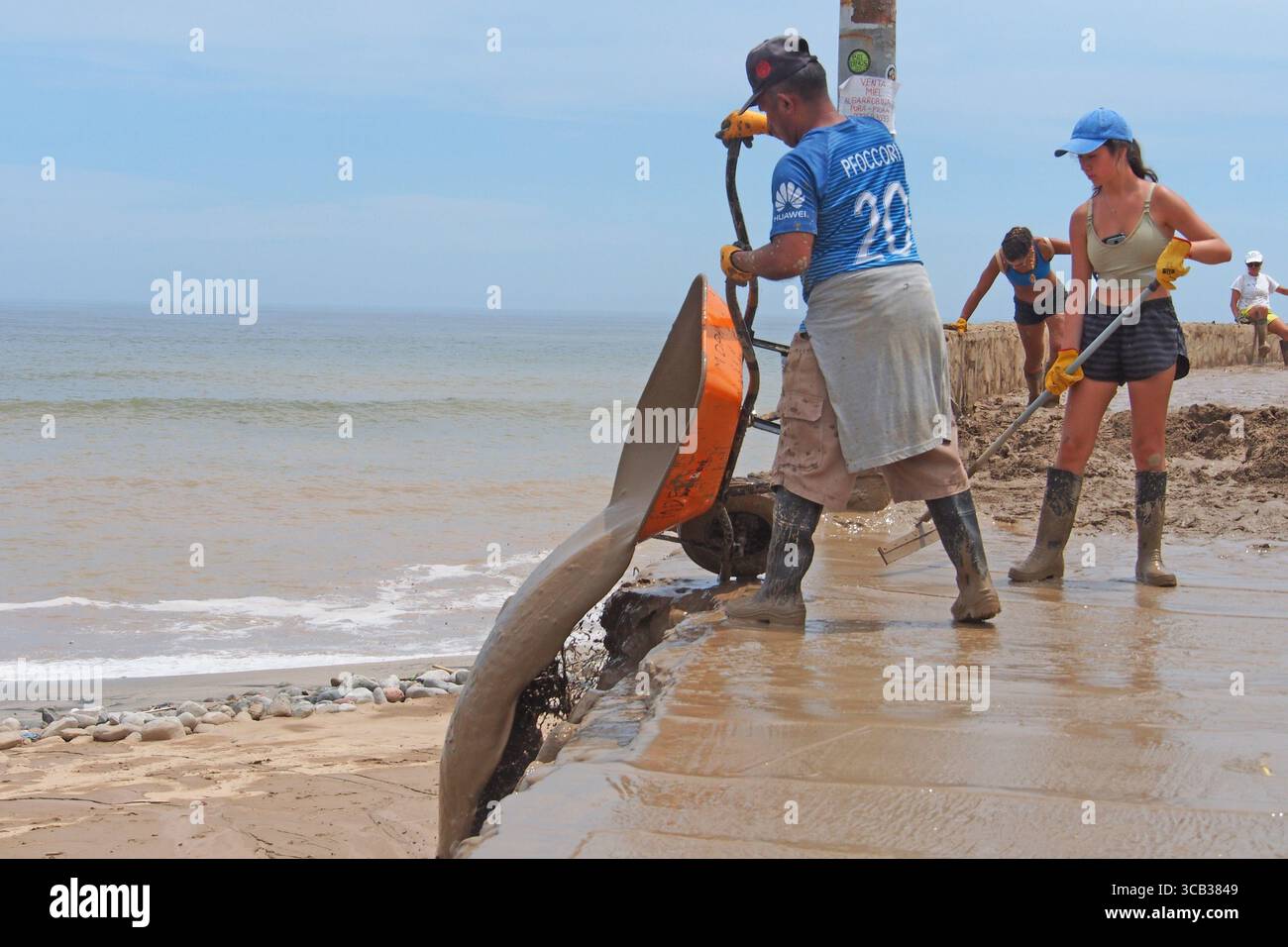 17. März 2023, Punta Hermosa, Lima, Peru: Menschen, die aufgrund von Überschwemmungen und Erdrutschen Schlamm aus ihren Häusern schaufeln, schaufeln in Punta Hermosa, einem exklusiven Strand südlich von Lima, verursacht durch die starken Regenfälle des Zyklons Yaku und das Vorhandensein einer El NiÃ±o Anomalie an der Küste. Die Anomalie El NiÃ±o, die die Meerwassertemperatur erhöht, betrifft einige Küstenprovinzen. Ähnliche Phänomene sind seit mehreren Jahren nicht mehr in Lima aufgetreten, einer Stadt an der einsamen Pazifikküste, in der es an Niederschlägen mangelt und in einem ganzen Jahr Regenfälle normalerweise nicht mehr als zwei Liter Wasser pro Quadratmeter anhäuft. (Kreditbild Stockfoto