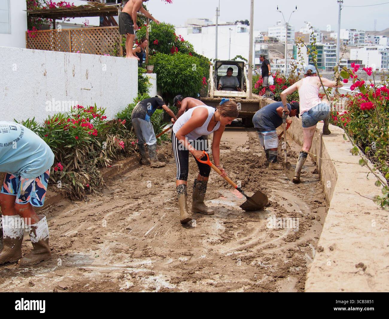 17. März 2023, Punta Hermosa, Lima, Peru: Menschen, die aufgrund von Überschwemmungen und Erdrutschen Schlamm aus ihren Häusern schaufeln, schaufeln in Punta Hermosa, einem exklusiven Strand südlich von Lima, verursacht durch die starken Regenfälle des Zyklons Yaku und das Vorhandensein einer El NiÃ±o Anomalie an der Küste. Die Anomalie El NiÃ±o, die die Meerwassertemperatur erhöht, betrifft einige Küstenprovinzen. Ähnliche Phänomene sind seit mehreren Jahren nicht mehr in Lima aufgetreten, einer Stadt an der einsamen Pazifikküste, in der es an Niederschlägen mangelt und in einem ganzen Jahr Regenfälle normalerweise nicht mehr als zwei Liter Wasser pro Quadratmeter anhäuft. (Kreditbild Stockfoto