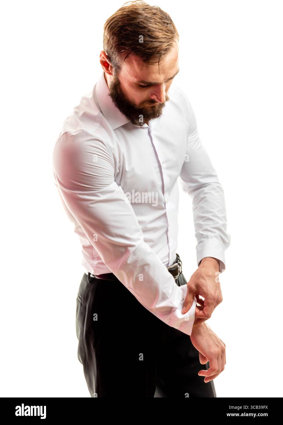 Ein Mann mit Bart krempelt die Ärmel hoch. Stockfoto