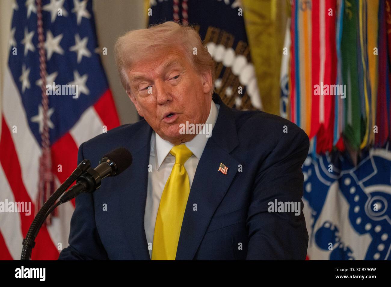 7. August 2025, Washington, District of Columbia, USA: Präsident DONALD TRUMP unterzeichnete am 7. August 2025 eine Proklamation zu Ehren des National Purple Heart Day für verwundete Veteranen in einer Zeremonie im East Room. (Kreditbild: © Andrew Leyden/ZUMA Press Wire) NUR REDAKTIONELLE VERWENDUNG! Nicht für kommerzielle ZWECKE! Stockfoto