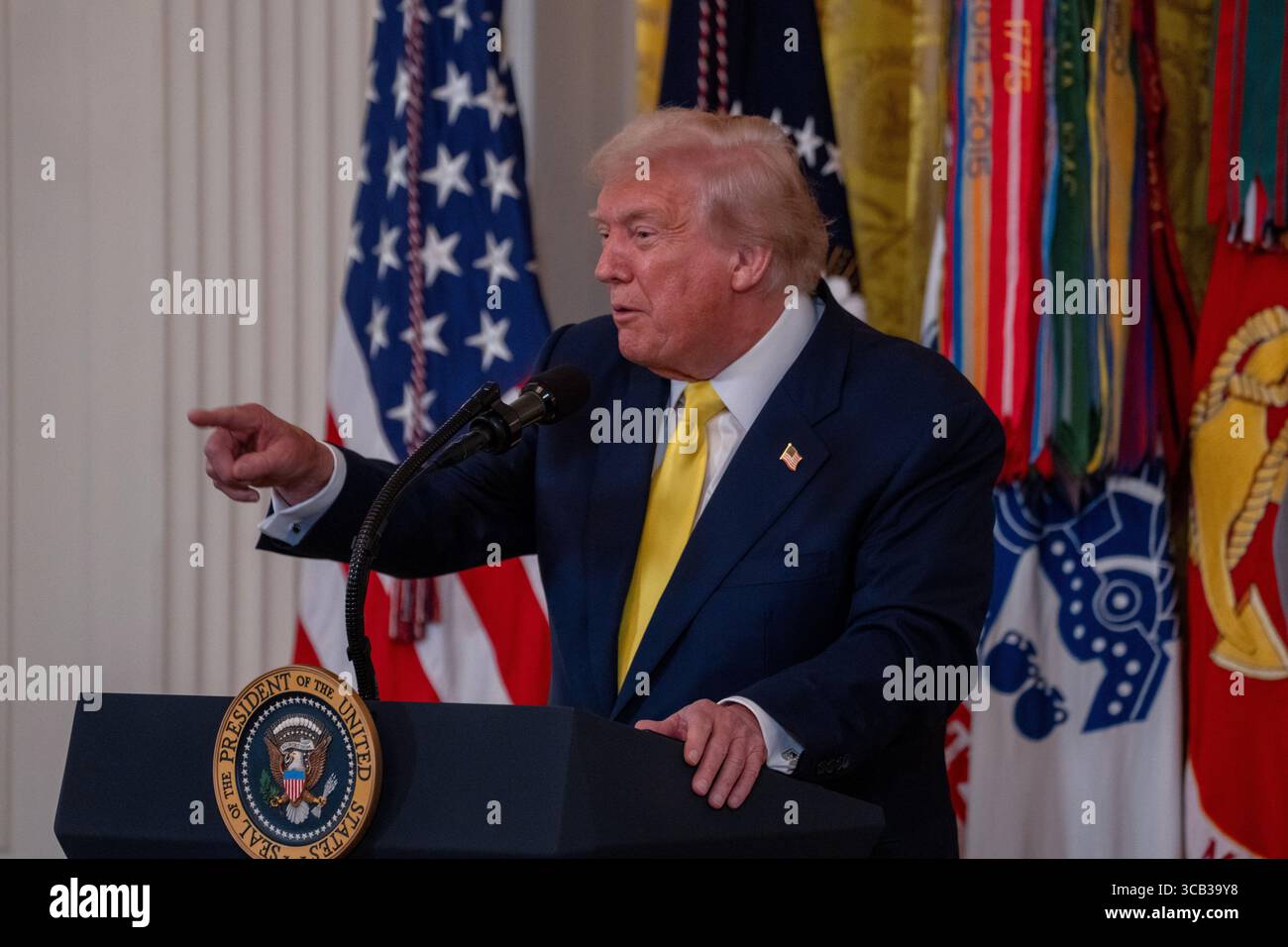 7. August 2025, Washington, District of Columbia, USA: Präsident DONALD TRUMP unterzeichnete am 7. August 2025 eine Proklamation zu Ehren des National Purple Heart Day für verwundete Veteranen in einer Zeremonie im East Room. (Kreditbild: © Andrew Leyden/ZUMA Press Wire) NUR REDAKTIONELLE VERWENDUNG! Nicht für kommerzielle ZWECKE! Stockfoto