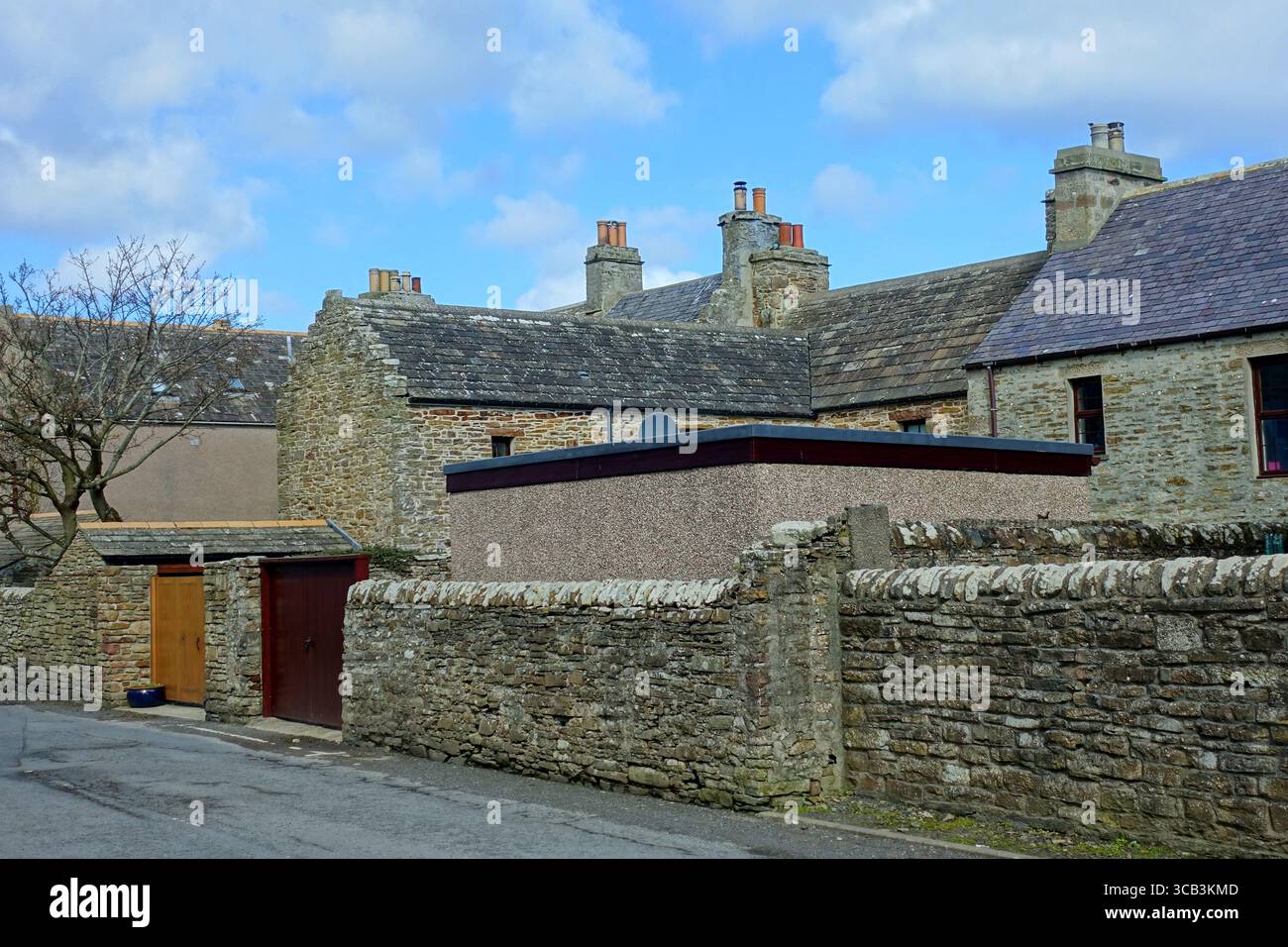 Eine typische Straße mit alten Steinhäusern im kleinen malerischen Fischerdorf St. Margaret's Hope auf der Insel South Ronaldsay in Orkney Stockfoto