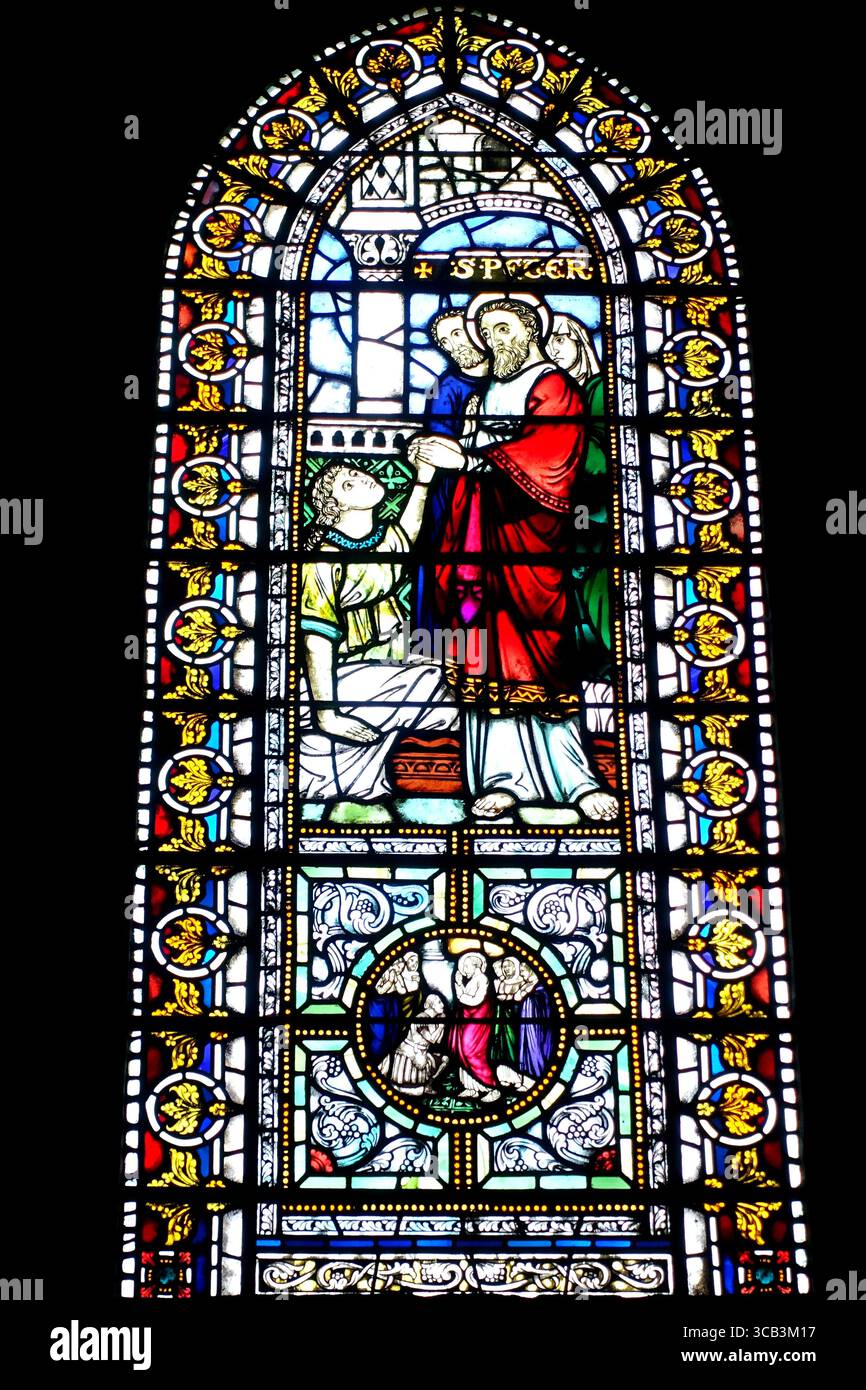 Ein wunderschönes buntes Buntglasfenster, das den Heiligen Peter in der alten Kathedrale St. Magnus darstellt, die Hauptattraktion von Kirkwall im Orkney Stockfoto