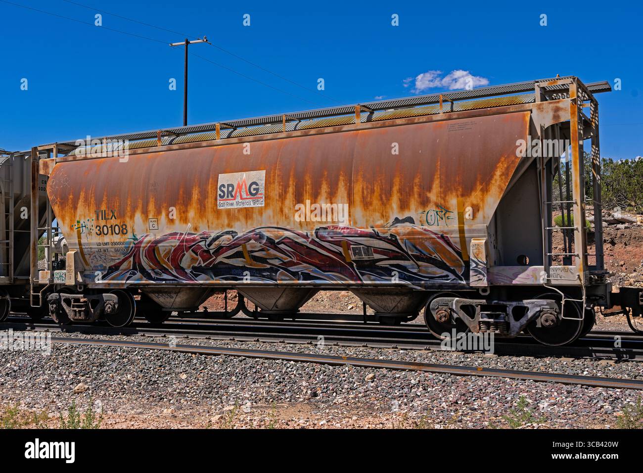Cosnino Crossing 8-2-2025 Flagstaff, AZ USA Rail Car bemalt mit Graffiti BNSF Railway West auf der BNSF Seligman Sub East of FLA Stockfoto