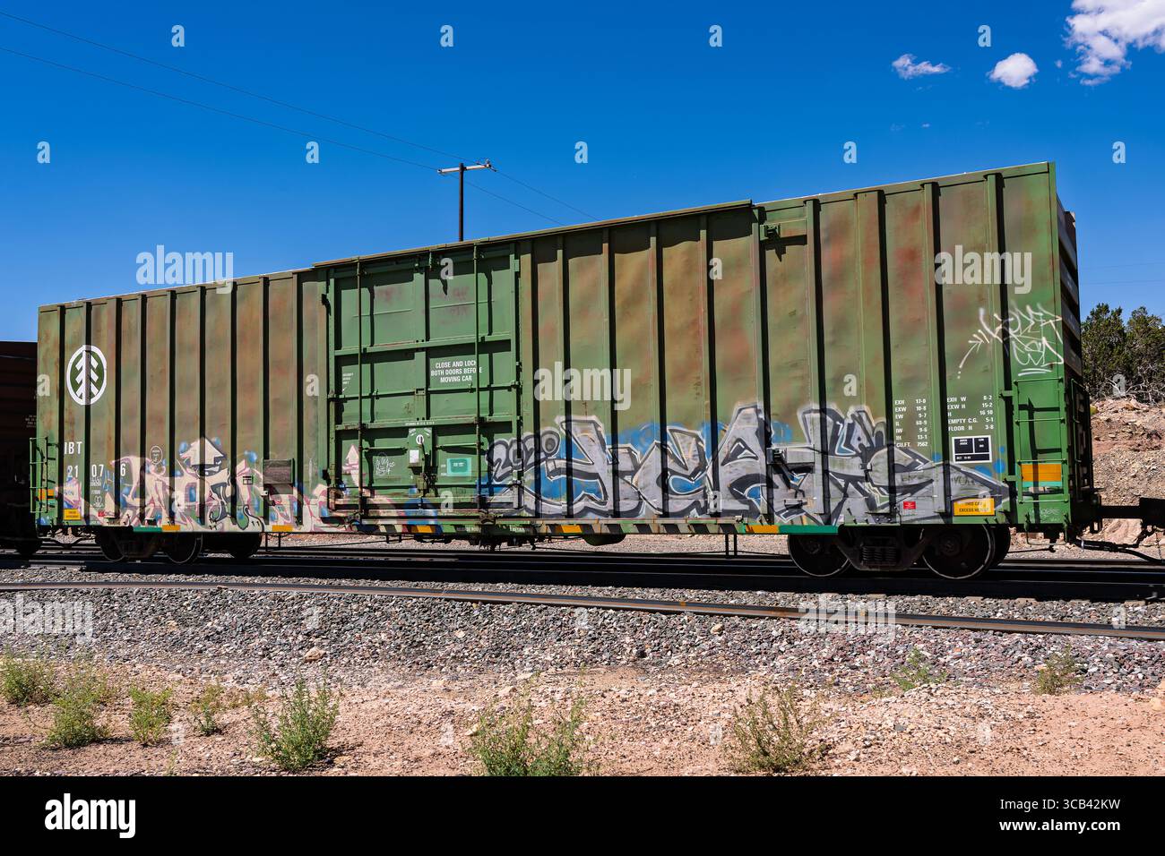 Cosnino Crossing 8-2-2025 Flagstaff, AZ USA Rail Car bemalt mit Graffiti BNSF Railway West auf der BNSF Seligman Sub East of FLA Stockfoto