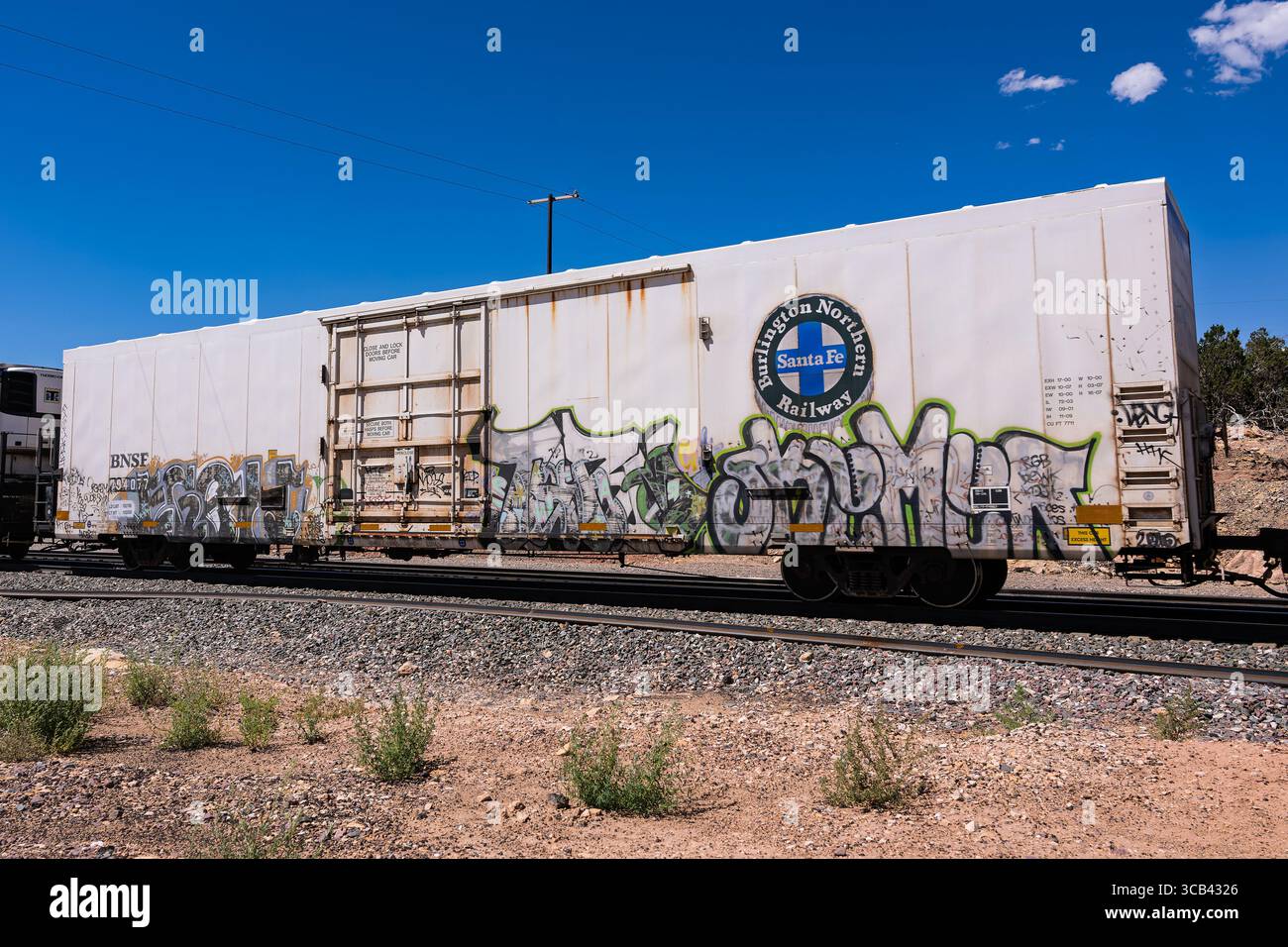 Cosnino Crossing 8-2-2025 Flagstaff, AZ USA Rail Car bemalt mit Graffiti BNSF Railway West auf der BNSF Seligman Sub East of FLA Stockfoto
