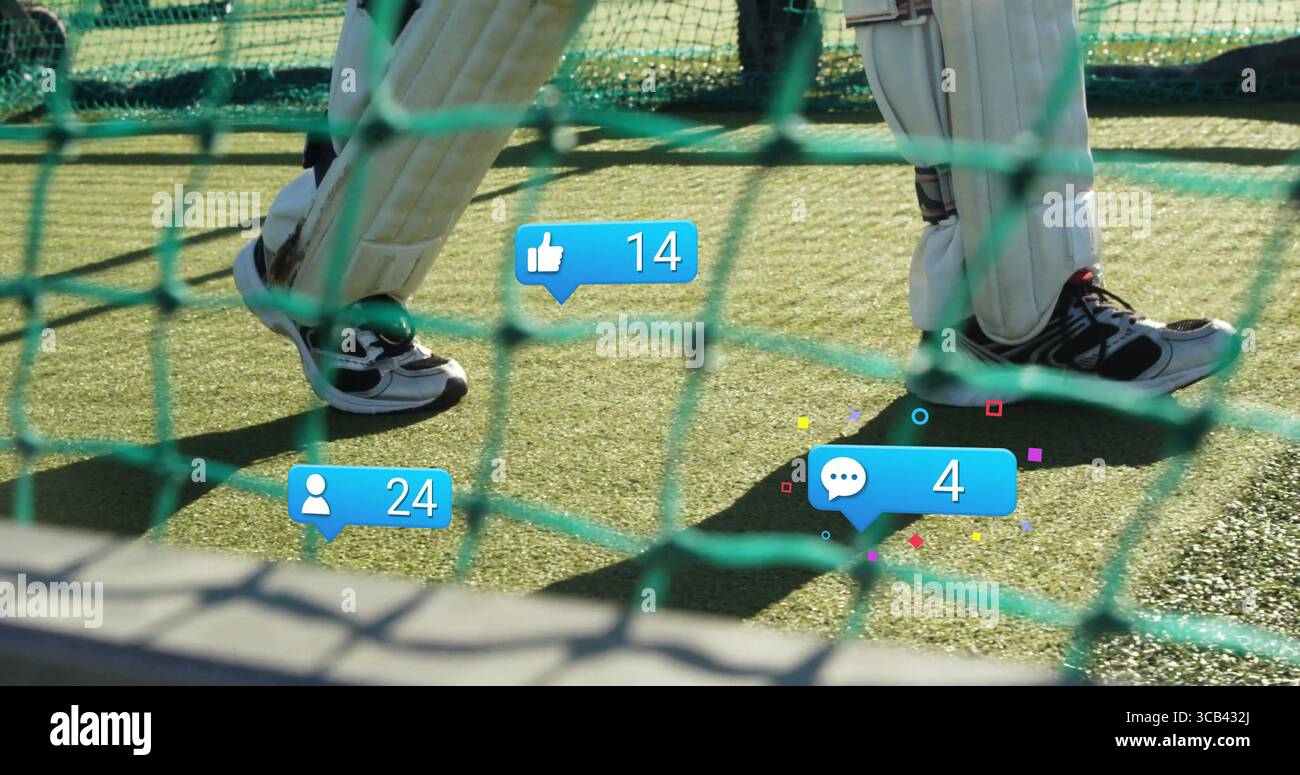 Cricketspieler mit Schlagübungen im Netzkäfig mit weißen Pads, zweifarbigen Schuhen und Social-Media-Symbolen Stockfoto