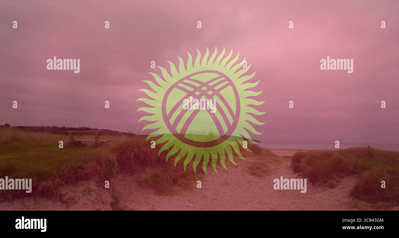 Sandiger Pfad, der sich durch grasbewachsene Dünen zum Ufer schlängelt, mit Holzbank und stilvollem Sonnenemblem Stockfoto