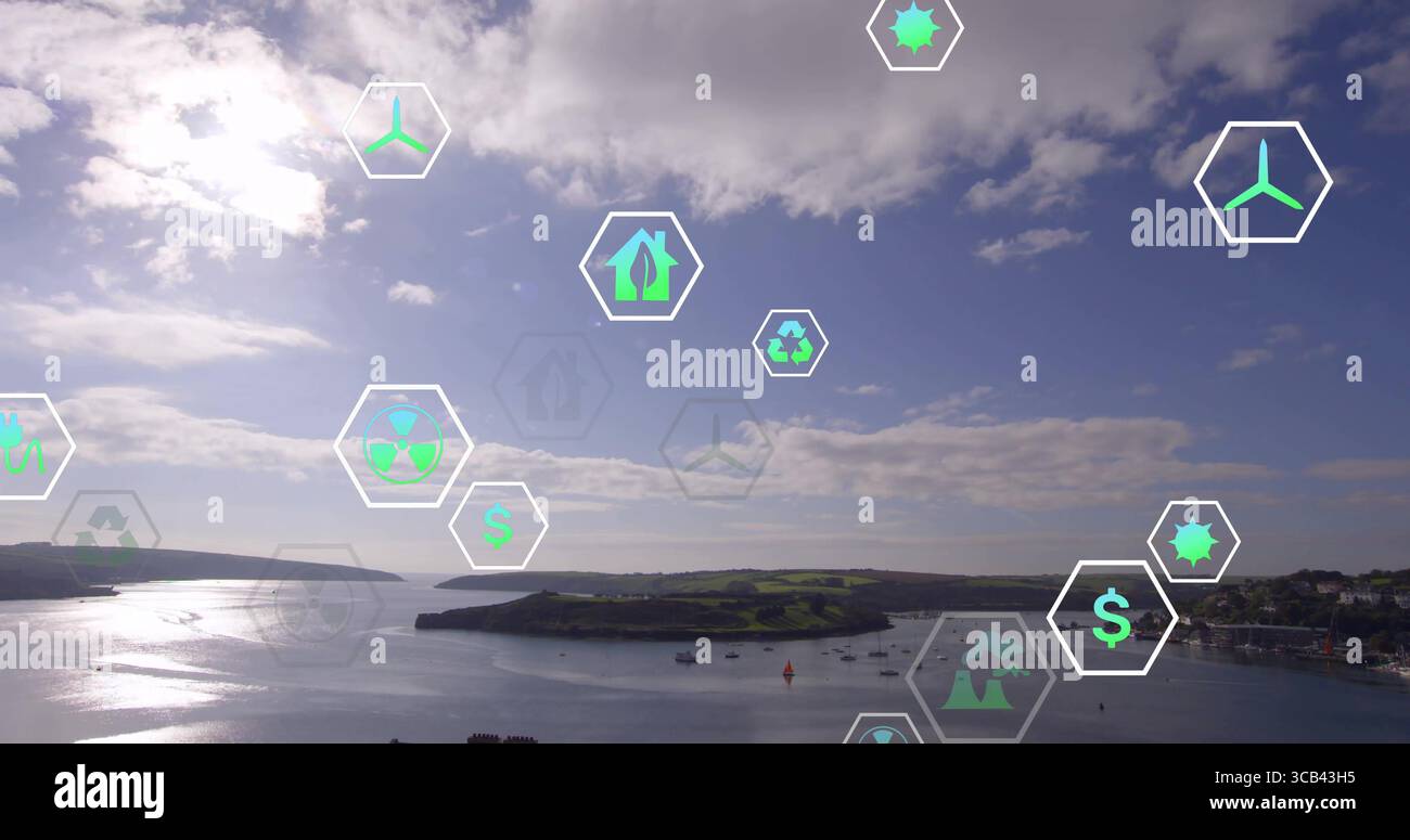 Bucht mit Booten, die Sonnenlicht auf dem Wasser auf der Halbinsel reflektieren, digitale Nachhaltigkeitssymbole Stockfoto
